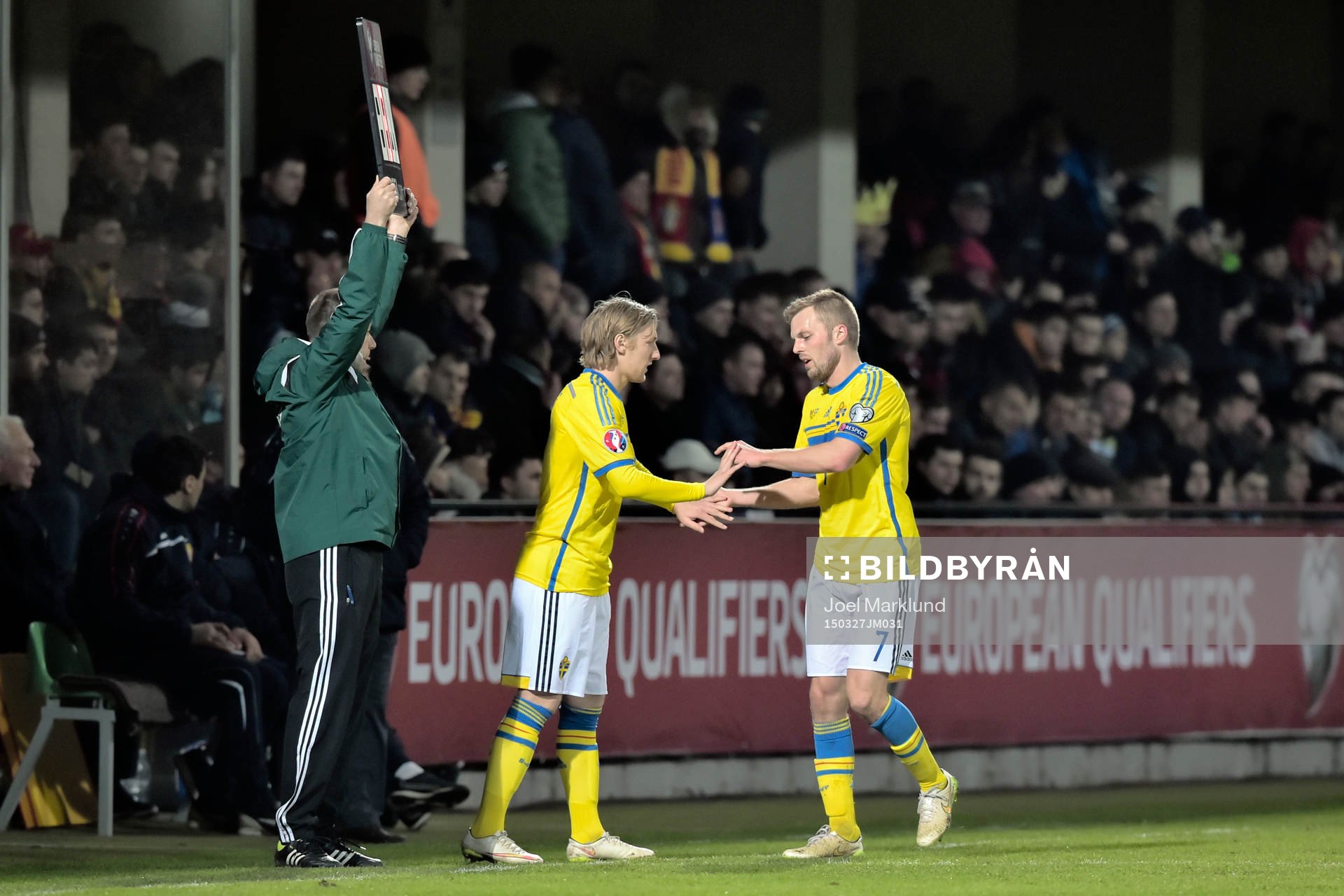 Sveriges Emil Forsberg byts in istället för Sebastian Larsson under fotbollsmatchen i EM-kvalet mellan Moldavien och Sverige den 27 mars 2015 i Chisinau.