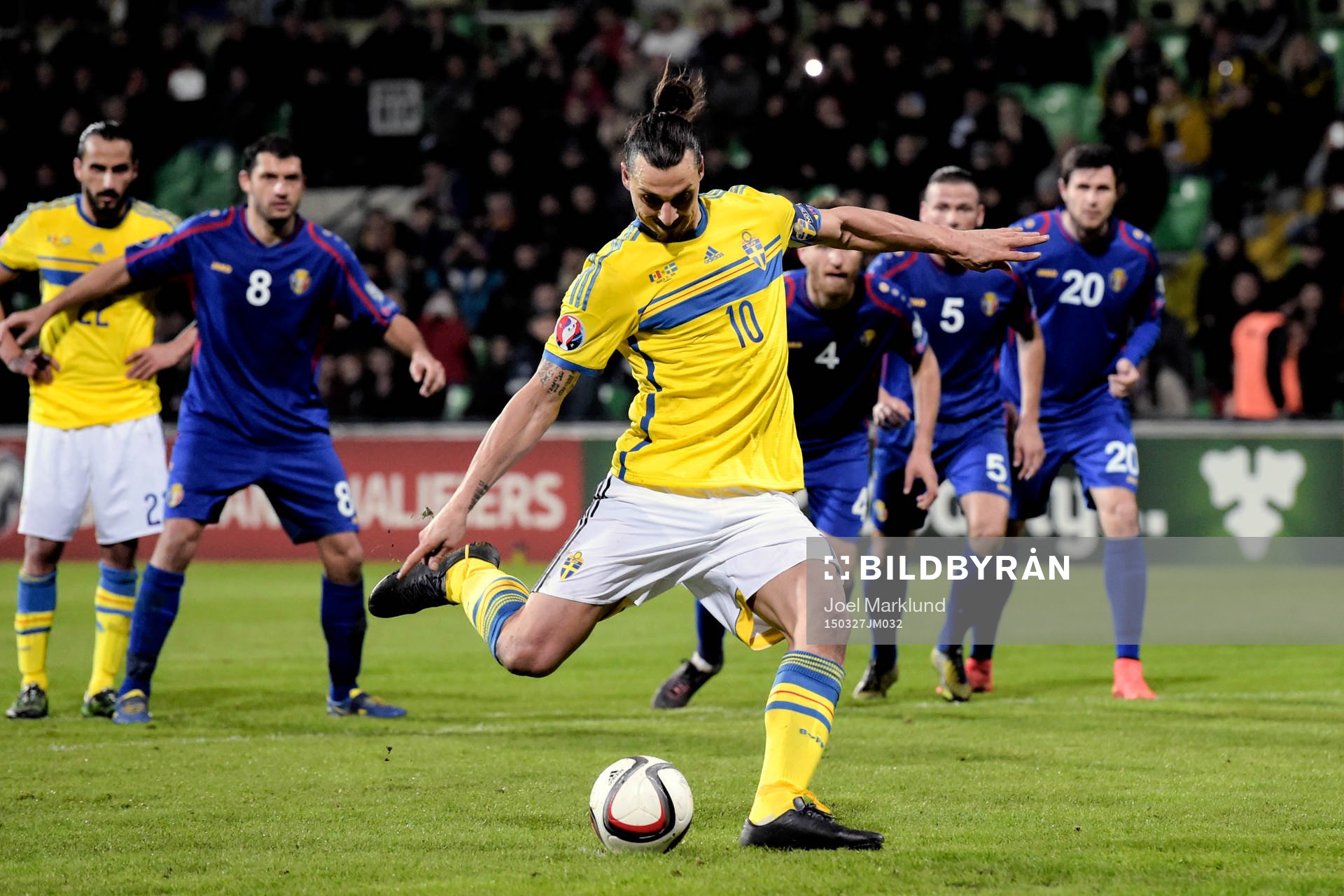 Sveriges Zlatan Ibrahimovic gör 0-2 på straff