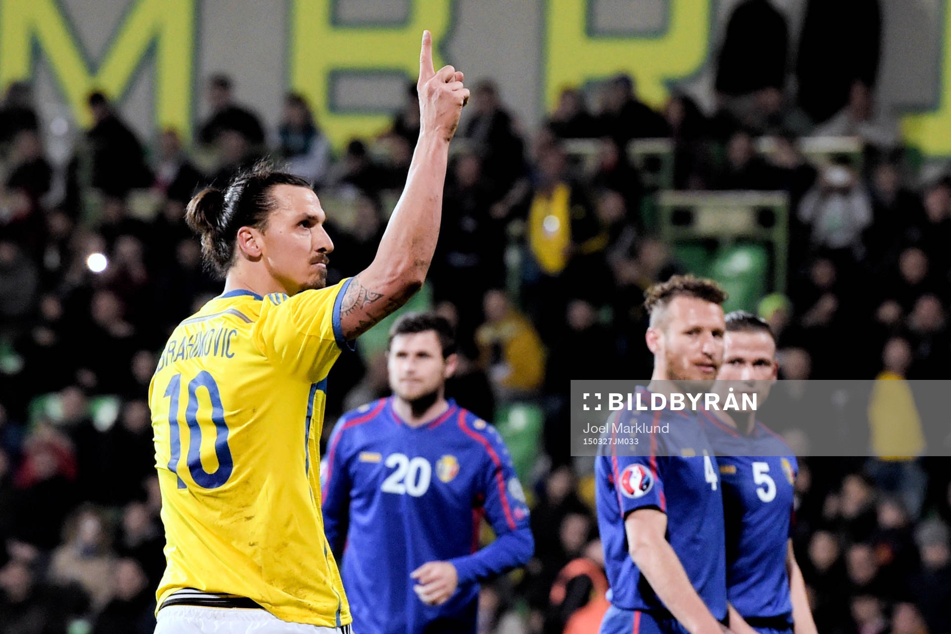 Sveriges Zlatan Ibrahimovic jublar