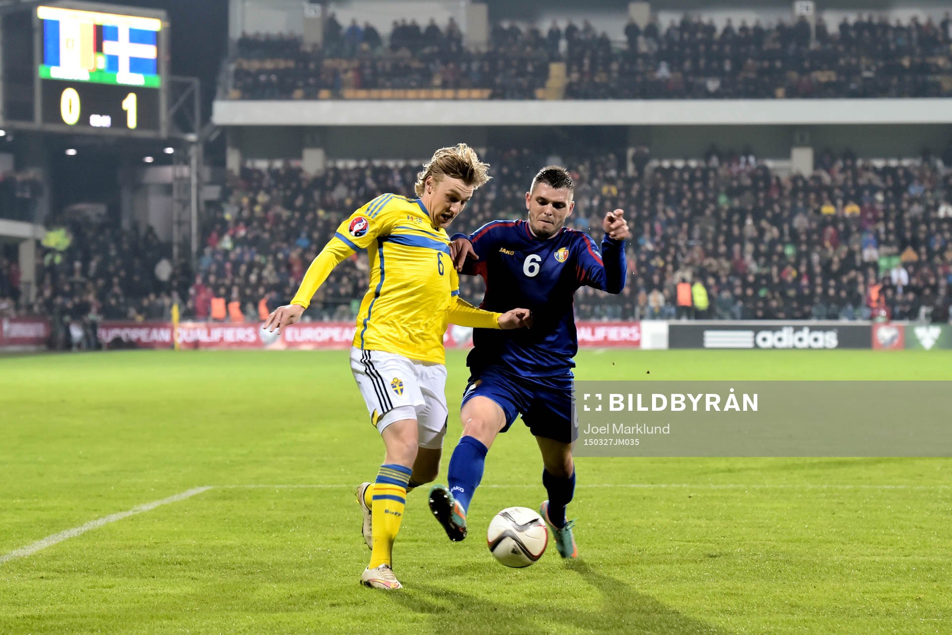 Sveriges Emil Forsberg fälls av Moldaviens Vadym Bolokhan