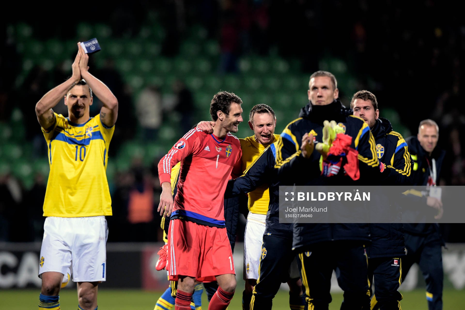 Sveriges Zlatan Ibrahimovic, målvakt Andreas Isaksson, Kim Källström och målvakt Robin Olsen jublar efter fotbollsmatchen i EM-kvalet mellan Moldavien och Sverige den 27 mars 2015 i Chisinau.