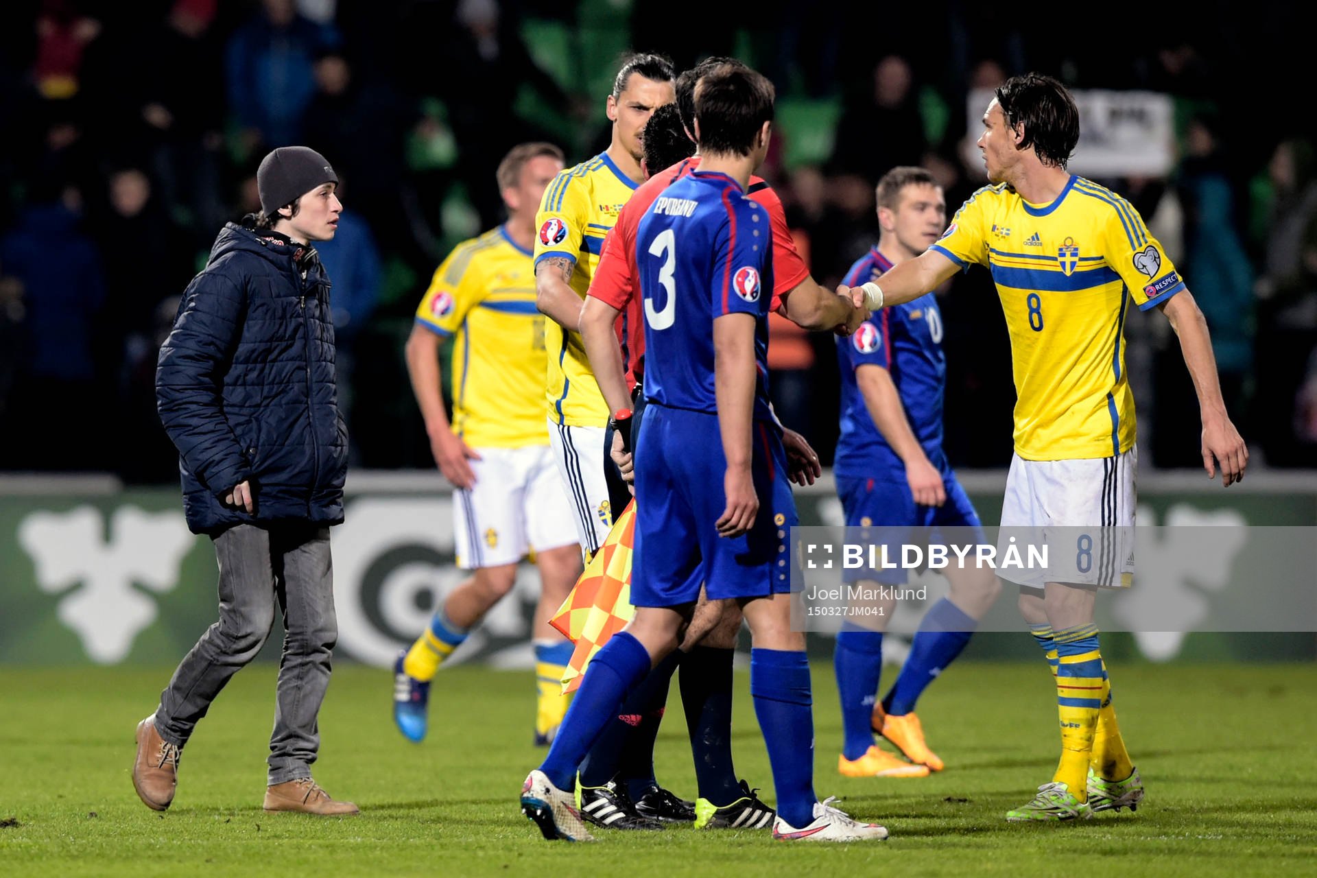 En kille springer in på planen och fram till Sveriges Zlatan Ibrahimovic och Albin Ekdal under fotbollsmatchen i EM-kvalet mellan Moldavien och Sverige den 27 mars 2015 i Chisinau.