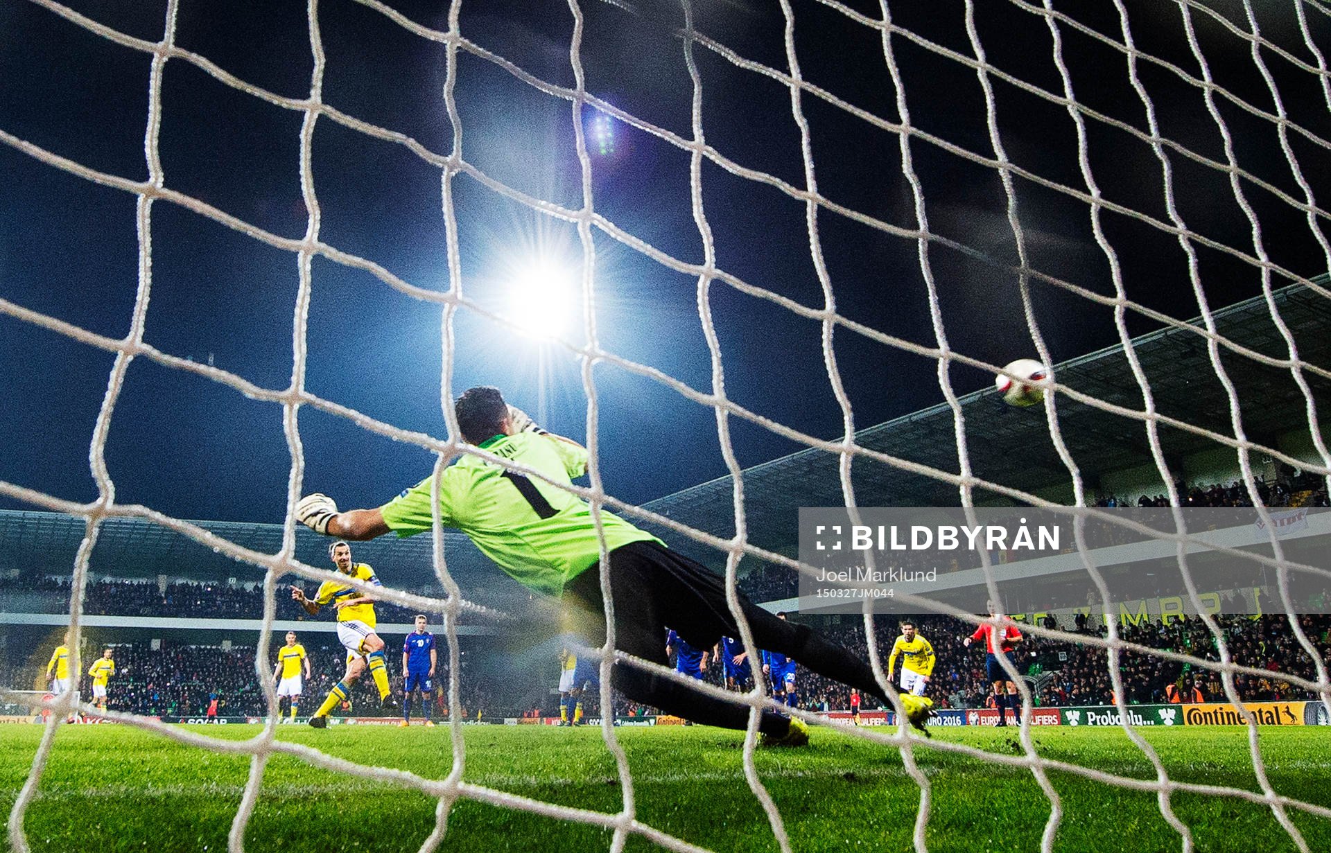 Sveriges Zlatan Ibrahimovic skjuter in 0-2 på straff bakom