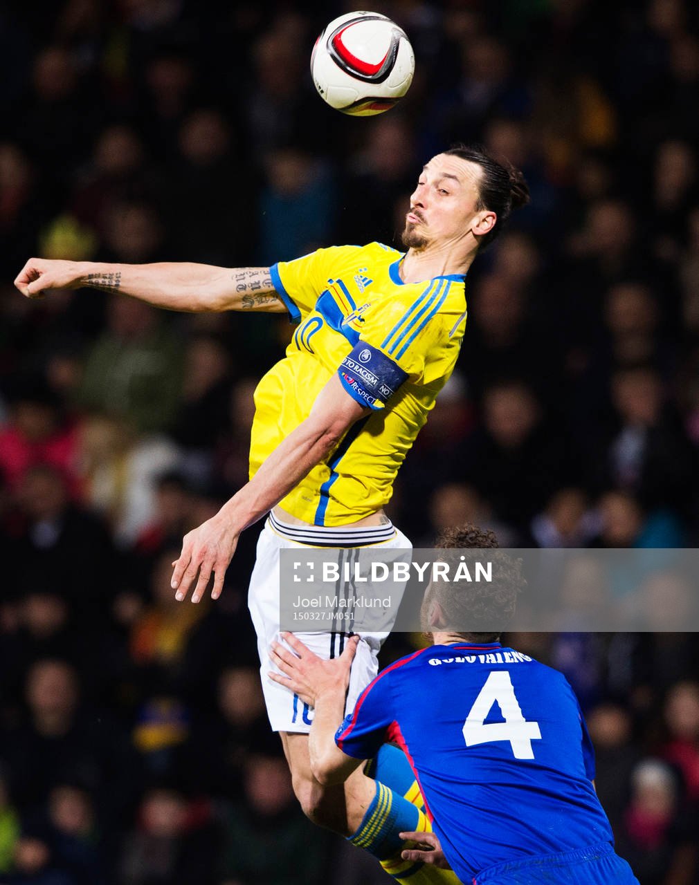 Sveriges Zlatan Ibrahimovic i en duell med Moldaviens Victor Golovatenco under fotbollsmatchen i EM-kvalet mellan Moldavien och Sverige den 27 mars 2015 i Chisinau.