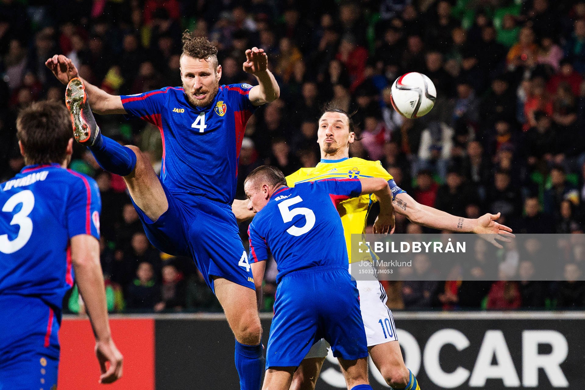 Moldaviens Victor Golovatenco och Petru Racu utmanas av Sveriges Zlatan Ibrahimovic under fotbollsmatchen i EM-kvalet mellan Moldavien och Sverige den 27 mars 2015 i Chisinau.