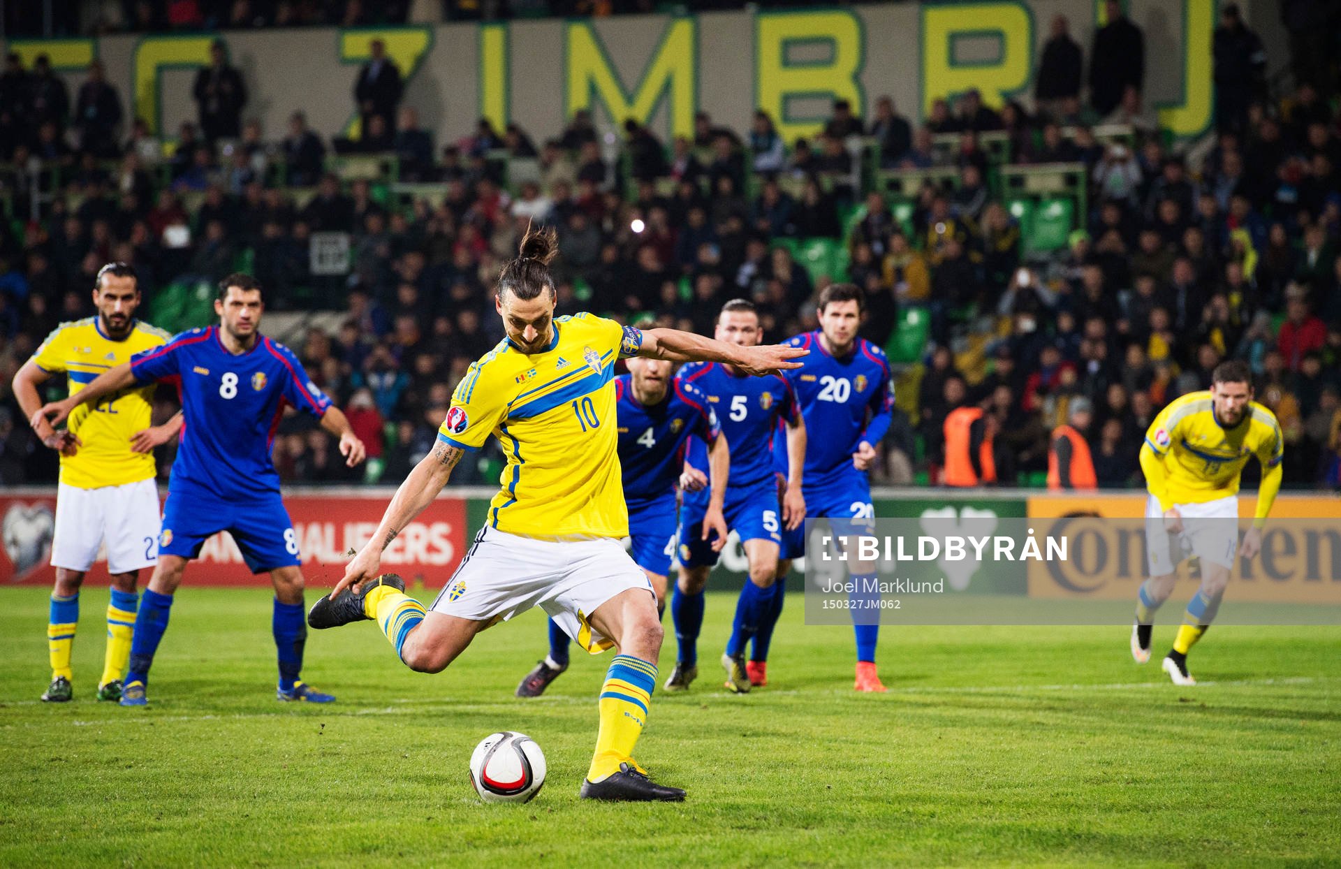 Sveriges Zlatan Ibrahimovic skjuter in 0-2 på straff