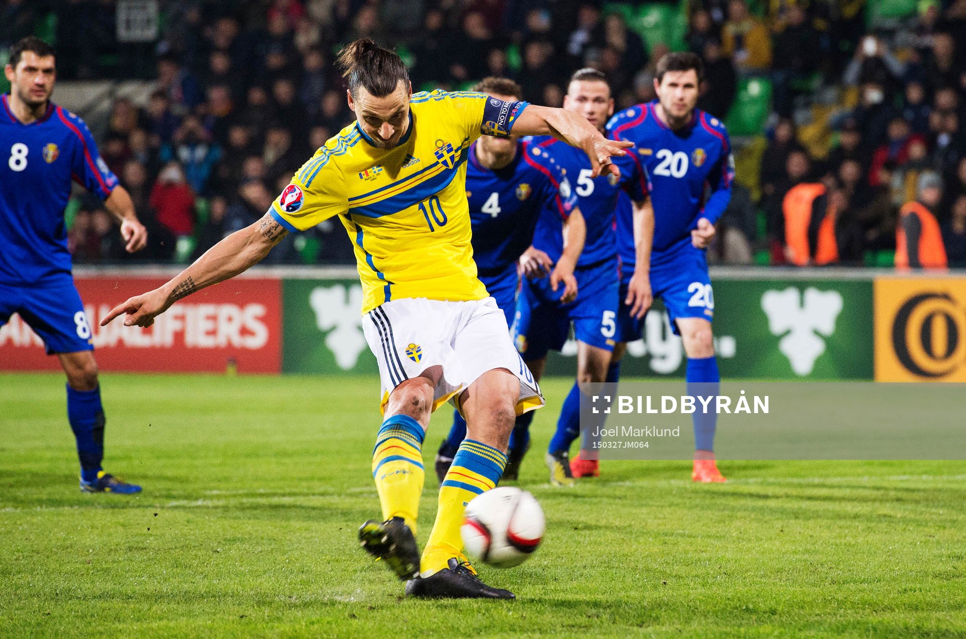 Sveriges Zlatan Ibrahimovic skjuter in 0-2 på straff