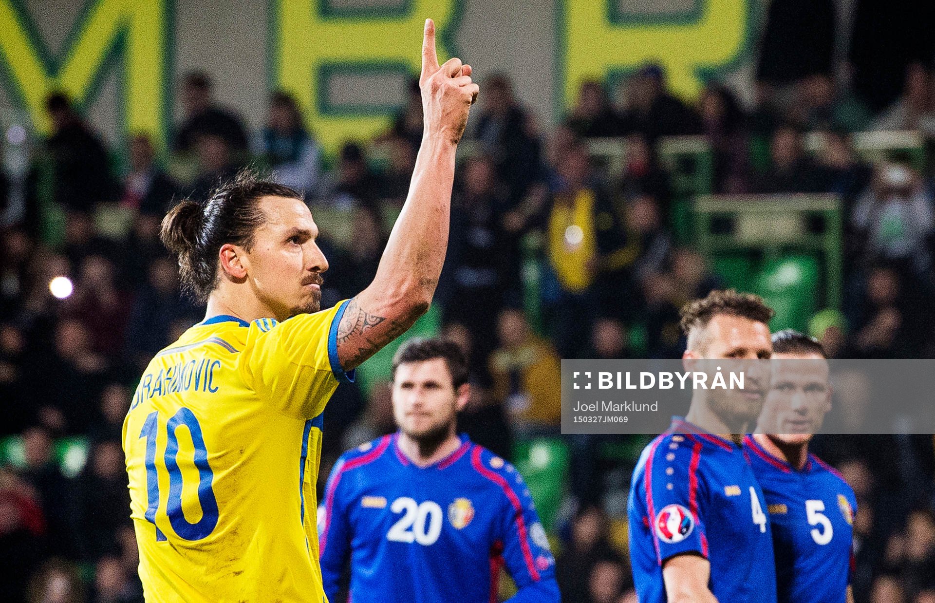 Sveriges Zlatan Ibrahimovic jublar
