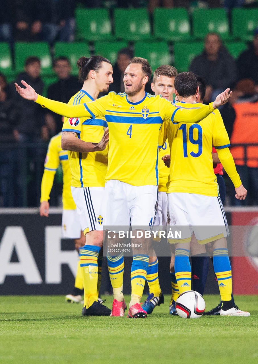 Sveriges Andreas Granqvist slår ut med armarna