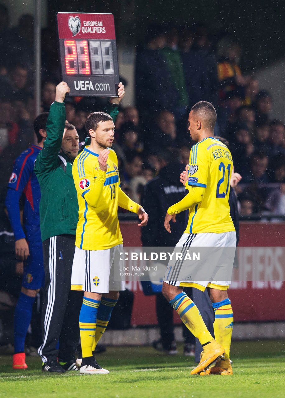 Sveriges Marcus Berg byts in och Isaac Kiese Thelin får lämna planen under fotbollsmatchen i EM-kvalet mellan Moldavien och Sverige den 27 mars 2015 i Chisinau.