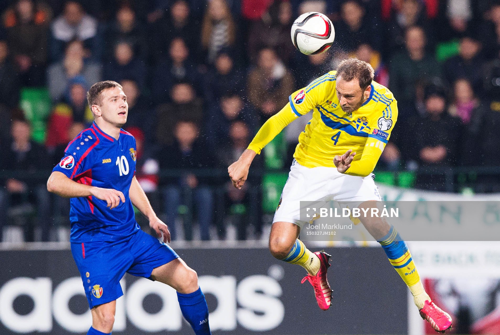 Moldaviens Alexandru Dedov ser Sveriges Andreas Granqvist