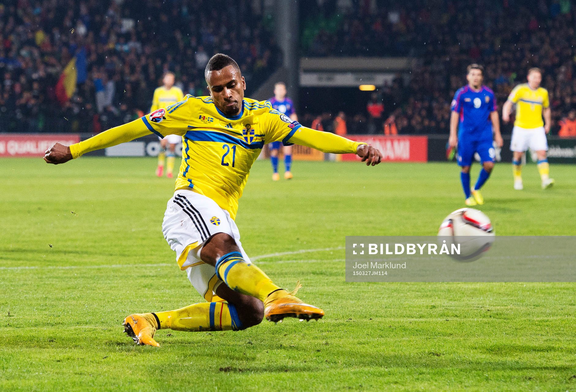 Sveriges Isaac Kiese Thelin skjuter mot mål