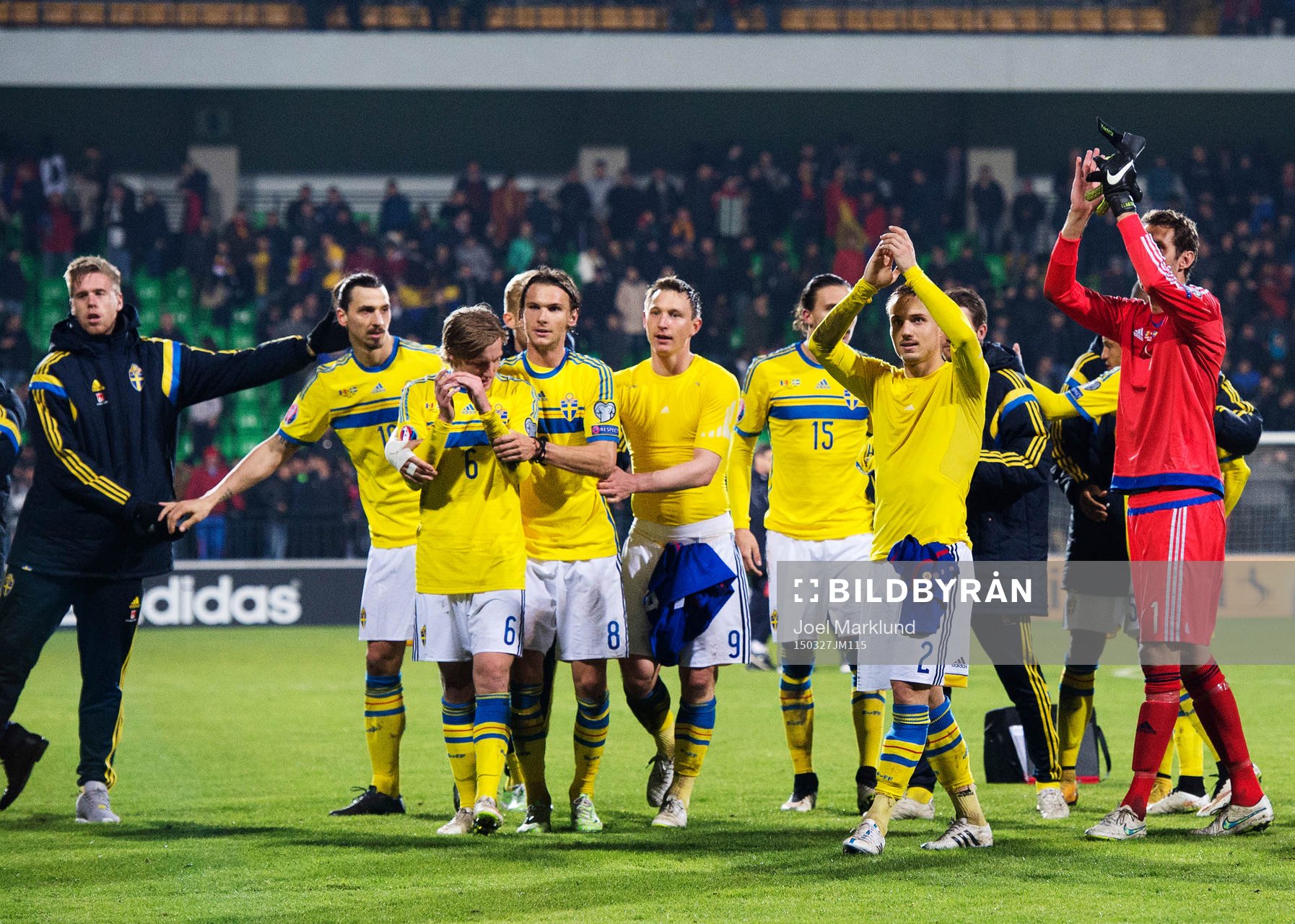 Spelare i Sveriges lag, bland annat Pontus Jansson, Zlatan Ibrahimovic, Emil Forsberg, Albin Ekdal, Kim Källström, Pierre Bengtsson och målvakt Andreas Isaksson jublar efter fotbollsmatchen i EM-kvalet mellan Moldavien och Sverige den 27 mars 2015 i Chisinau.