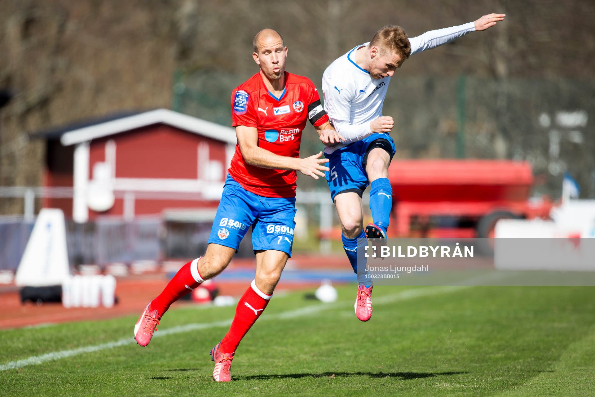 Helsingborgs Mattias Lindström i kamp med Värnamos Tobias Englund under träningsmatchen i fotboll mellan Värnamo och Helsingborg den 28 mars 2015 i Värnamo.