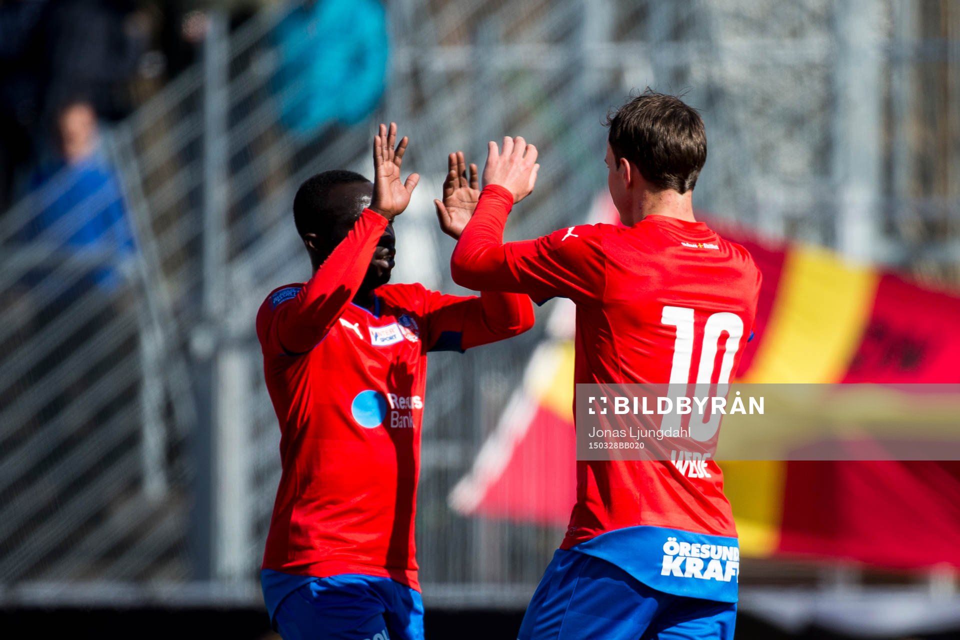 Helsingborgs Anton Wede fira av Emmanuel Boateng
