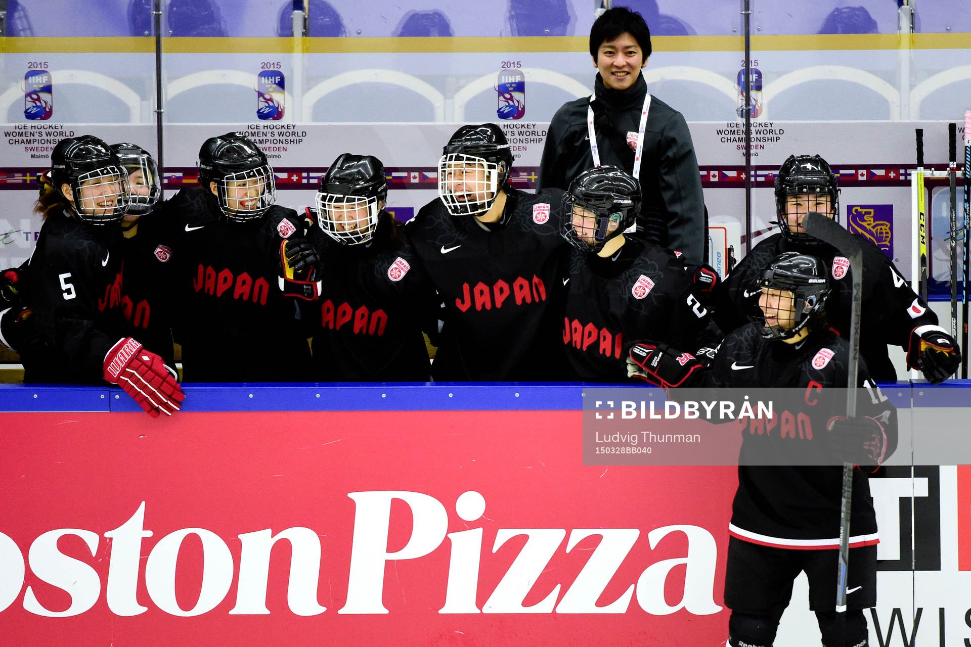 Japan firar segern i ishockeymatchen i Dam-VM mellan