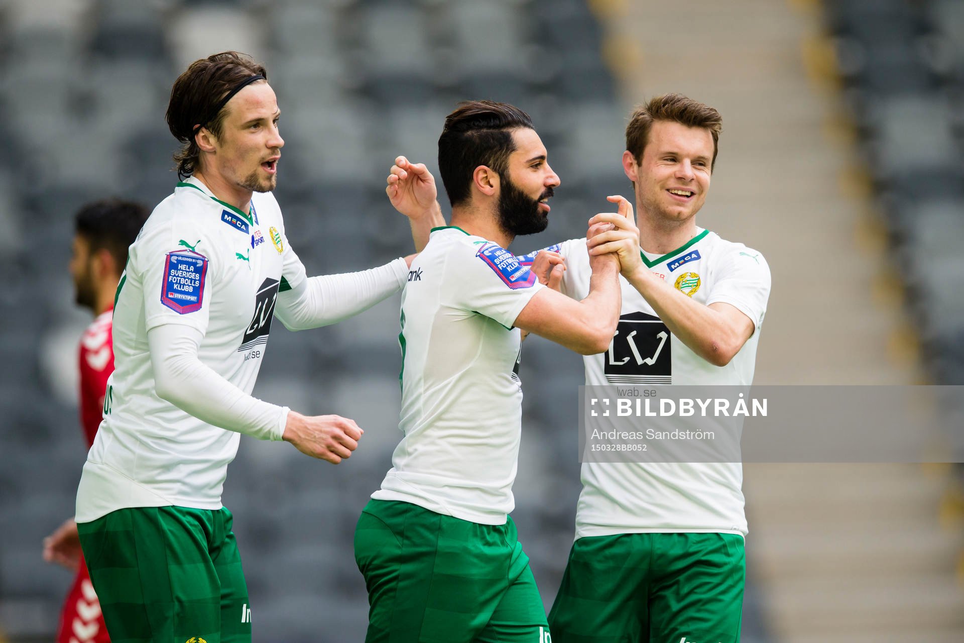 Hammarbys Stefan Batan (m) gratuleras av Linus Hallenius
