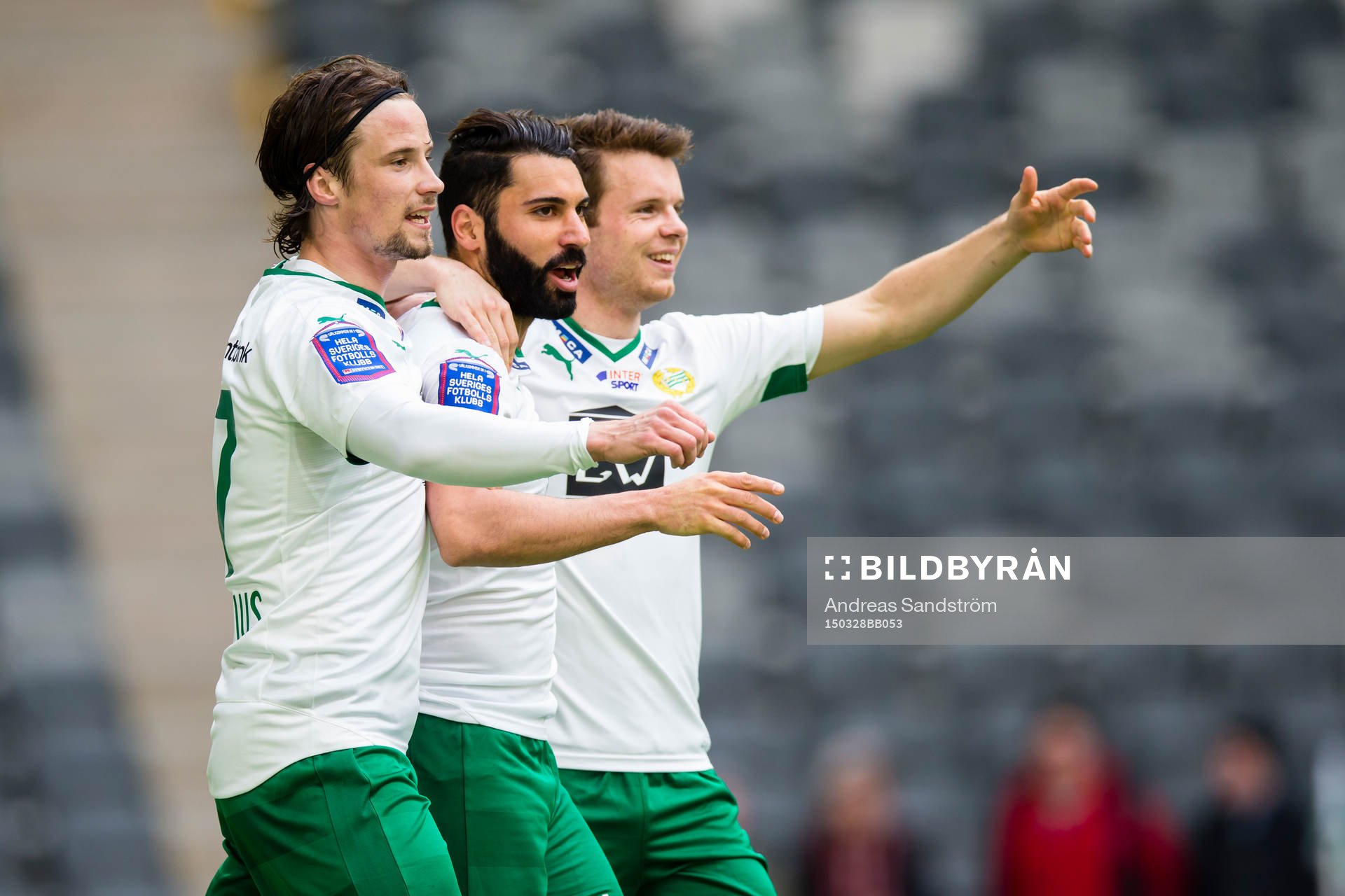 Hammarbys Stefan Batan (m) gratuleras av Linus Hallenius