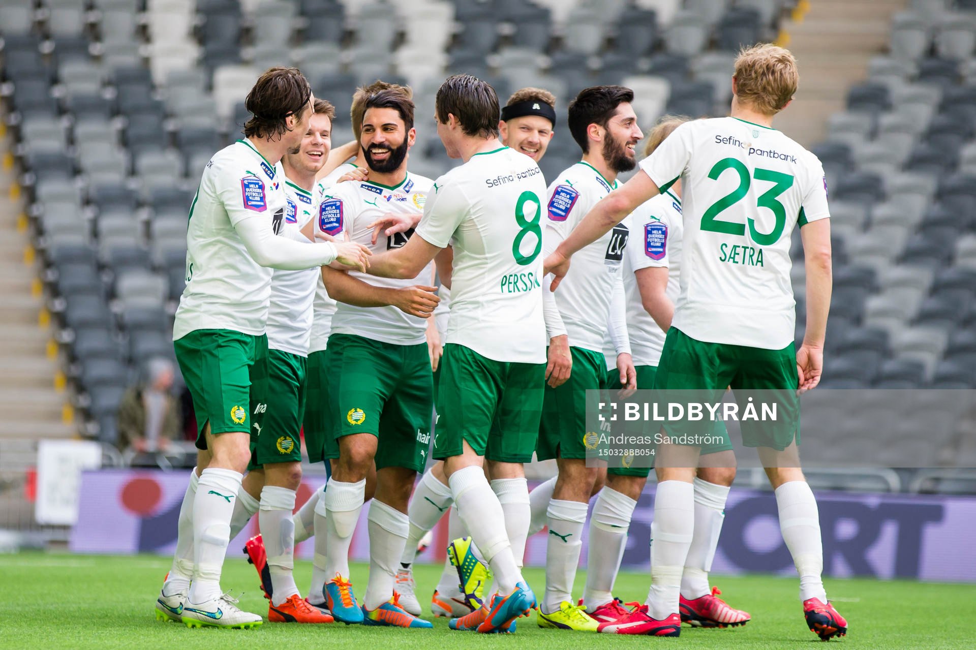 Hammarbys Stefan Batan gratuleras av lagkamrater