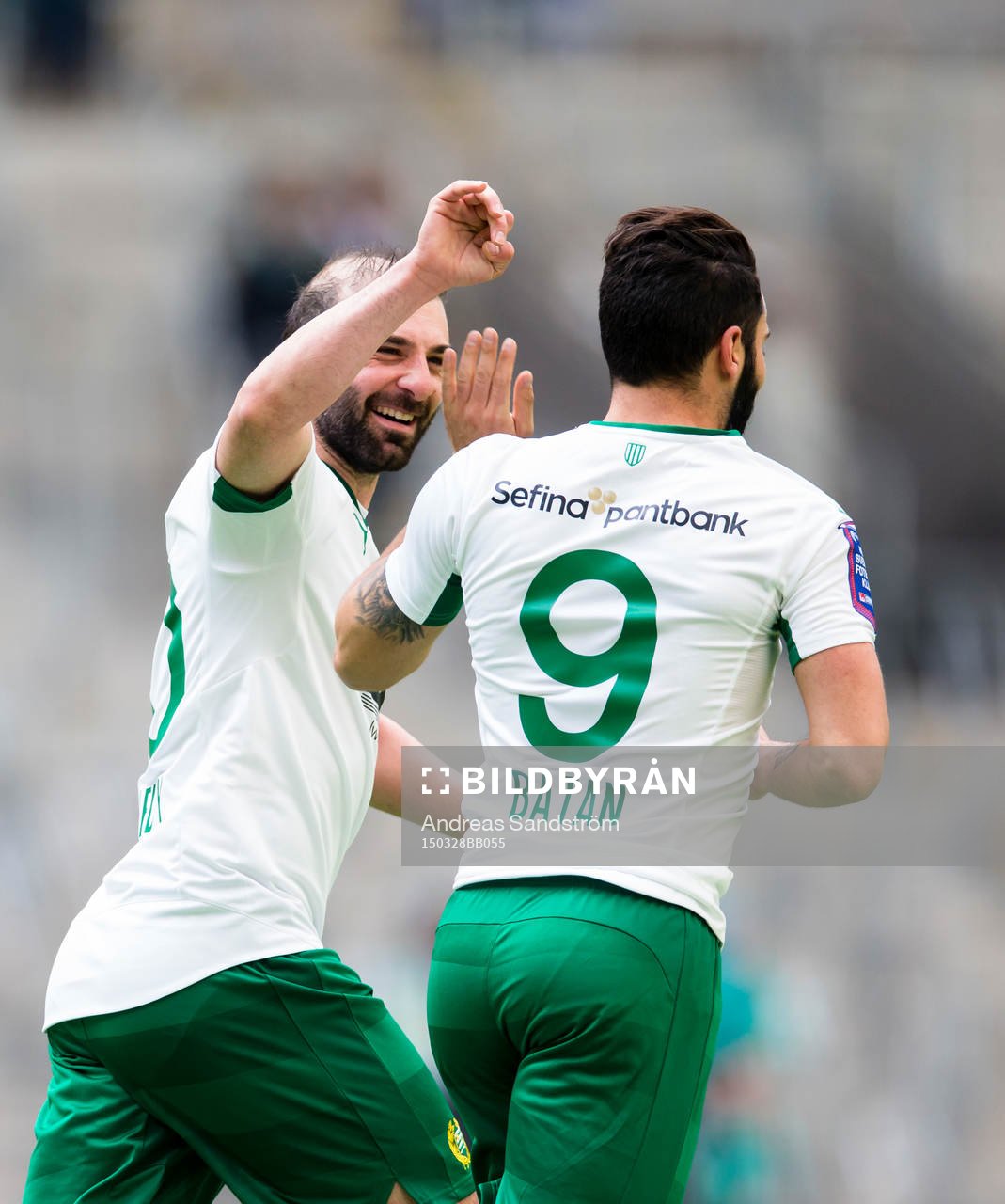 Hammarbys Kennedy Bakircioglu gratulerar Stefan Batan (h)