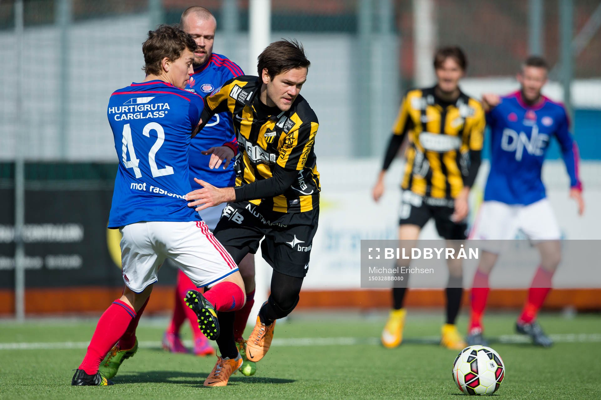 Häckens Ivo Pekalski i kamp med Vålerenga spelare under träningsmatchen i fotboll mellan Häcken och Vålerenga den 28 mars 2015 i Göteborg.