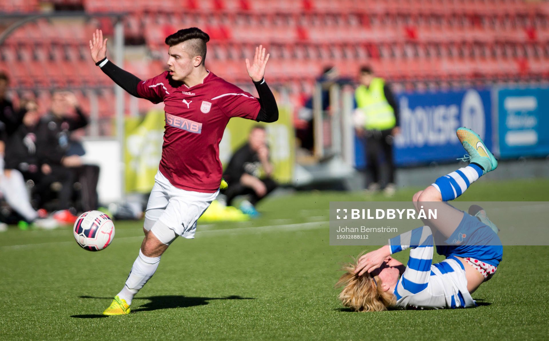 Qviding FIF U16 (i rött) mot IFK Lidingö (i blått/vitt)