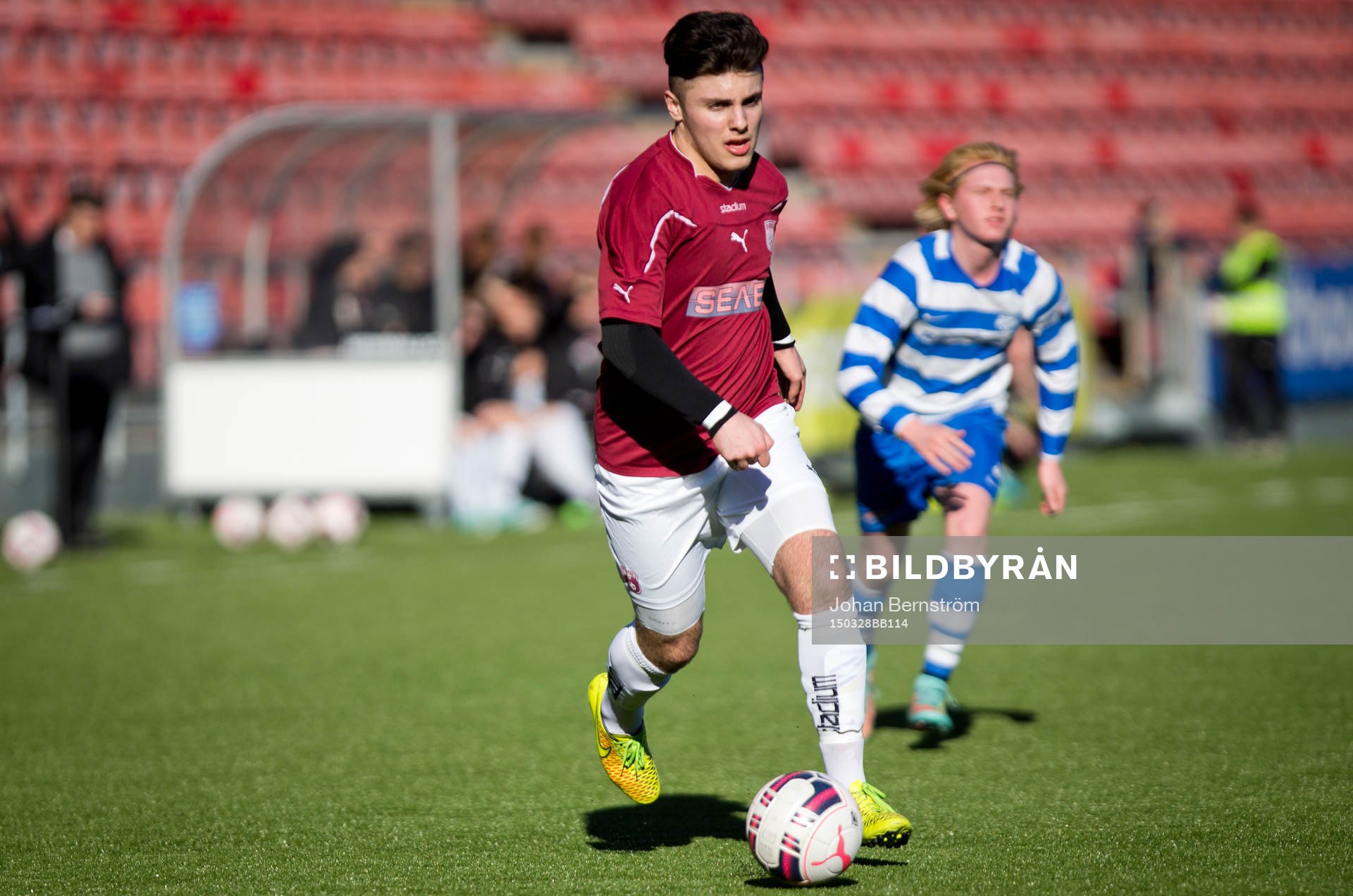 Qviding FIF U16 (i rött) mot IFK Lidingö (i blått/vitt)