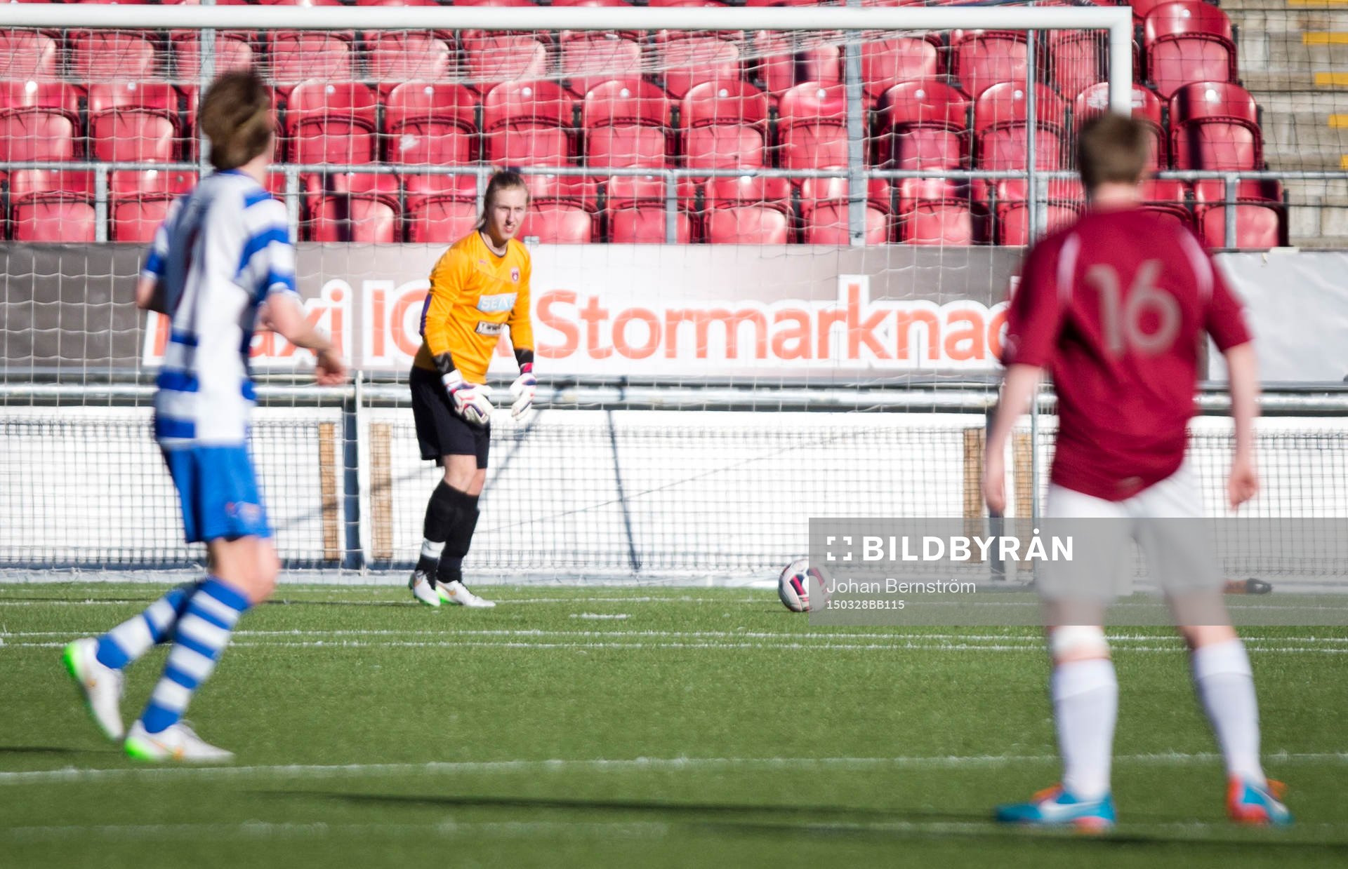 Qviding FIF U16 (i rött) mot IFK Lidingö (i blått/vitt)