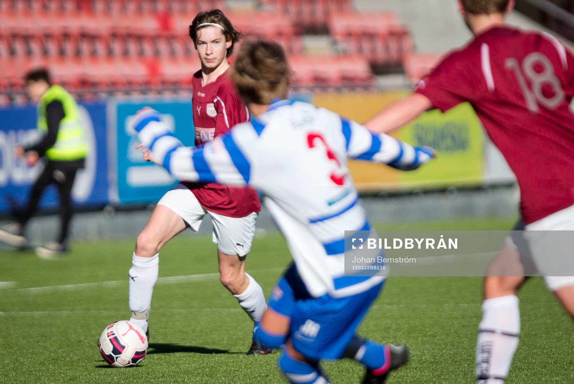 Qviding FIF U16 (i rött) mot IFK Lidingö (i blått/vitt)
