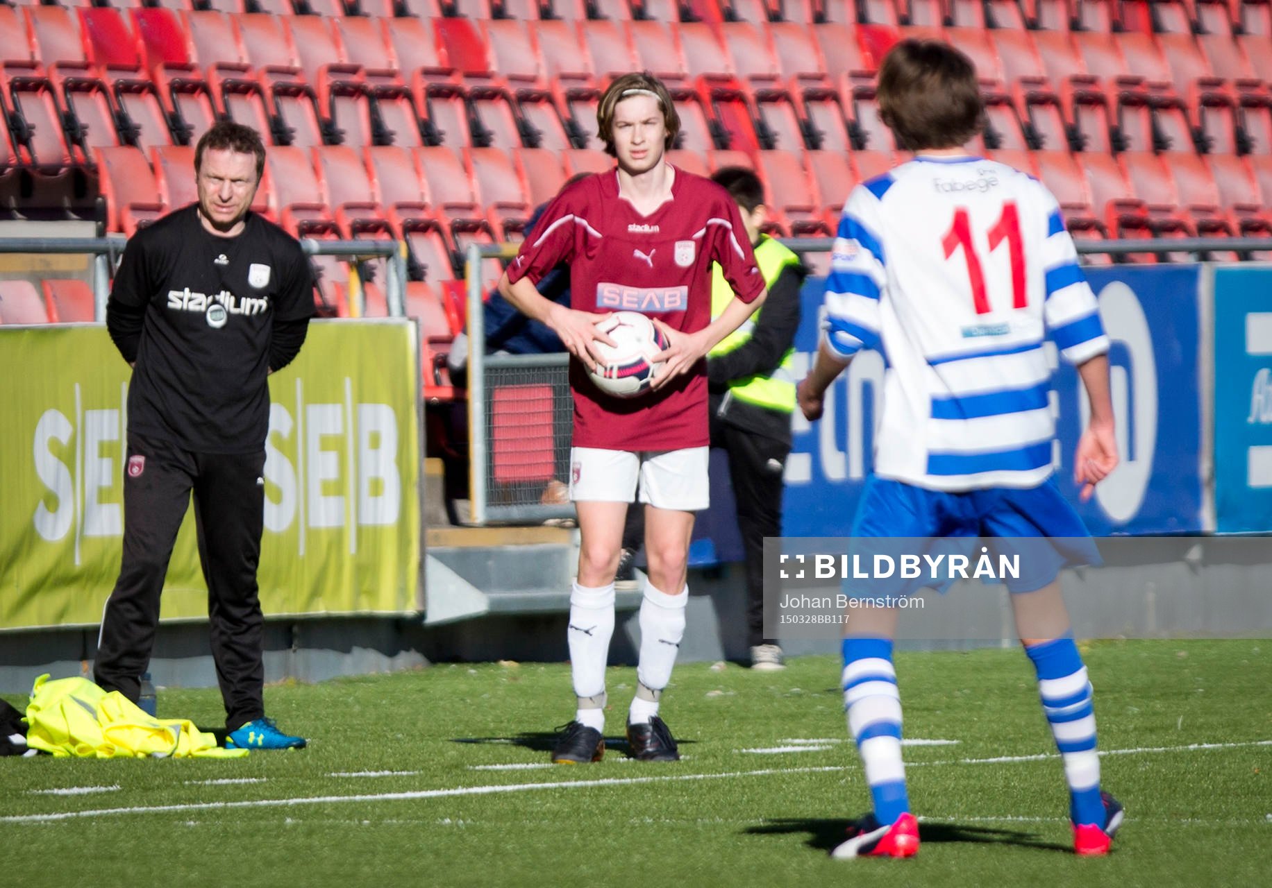 Qviding FIF U16 (i rött) mot IFK Lidingö (i blått/vitt)