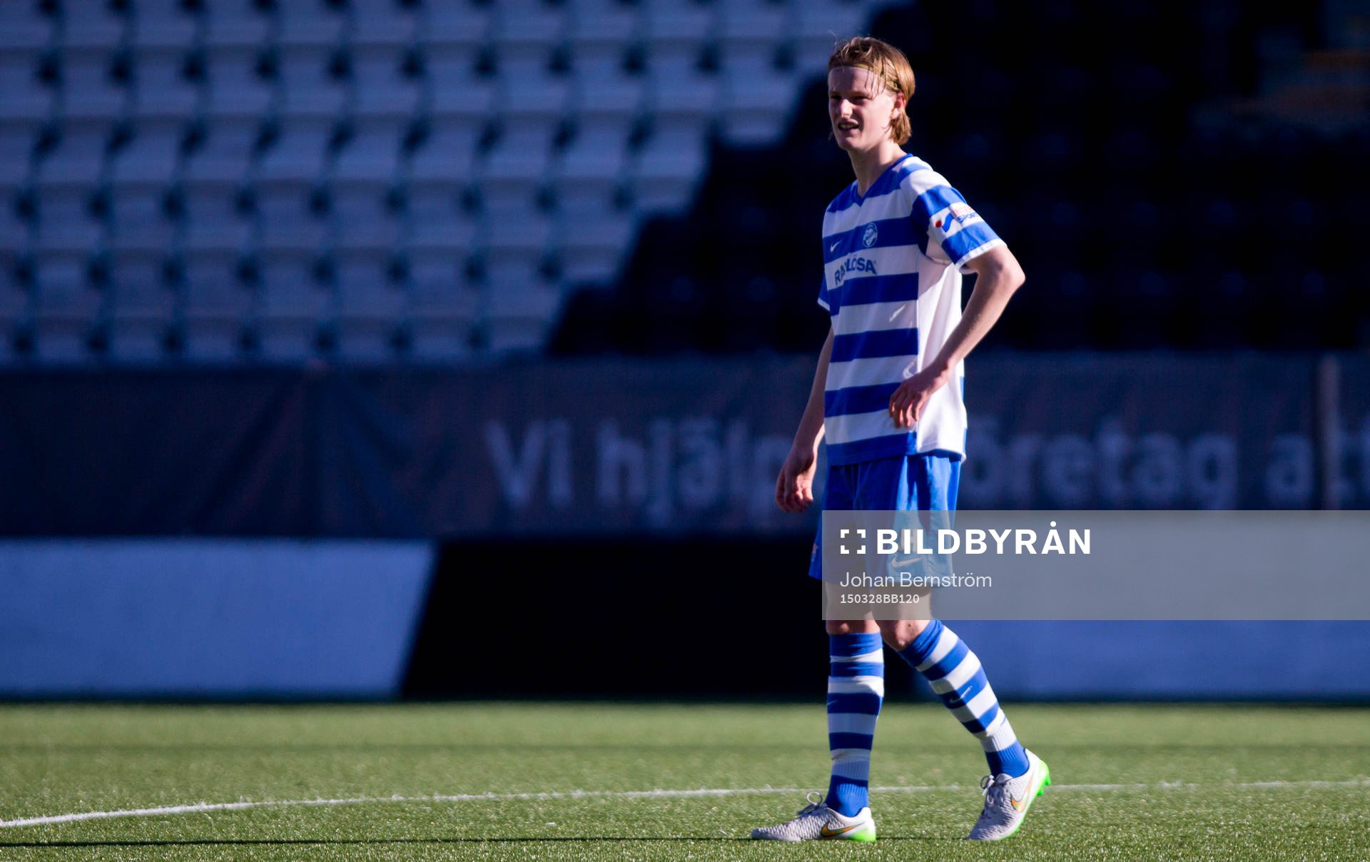 Qviding FIF U16 (i rött) mot IFK Lidingö (i blått/vitt)
