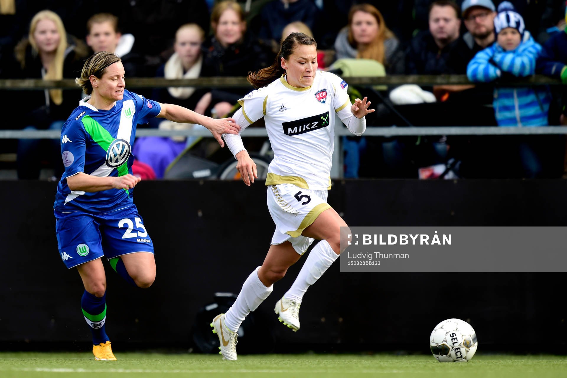 Wolfsburgs Martina Müller jaga Rosengårds Alexandra Riley