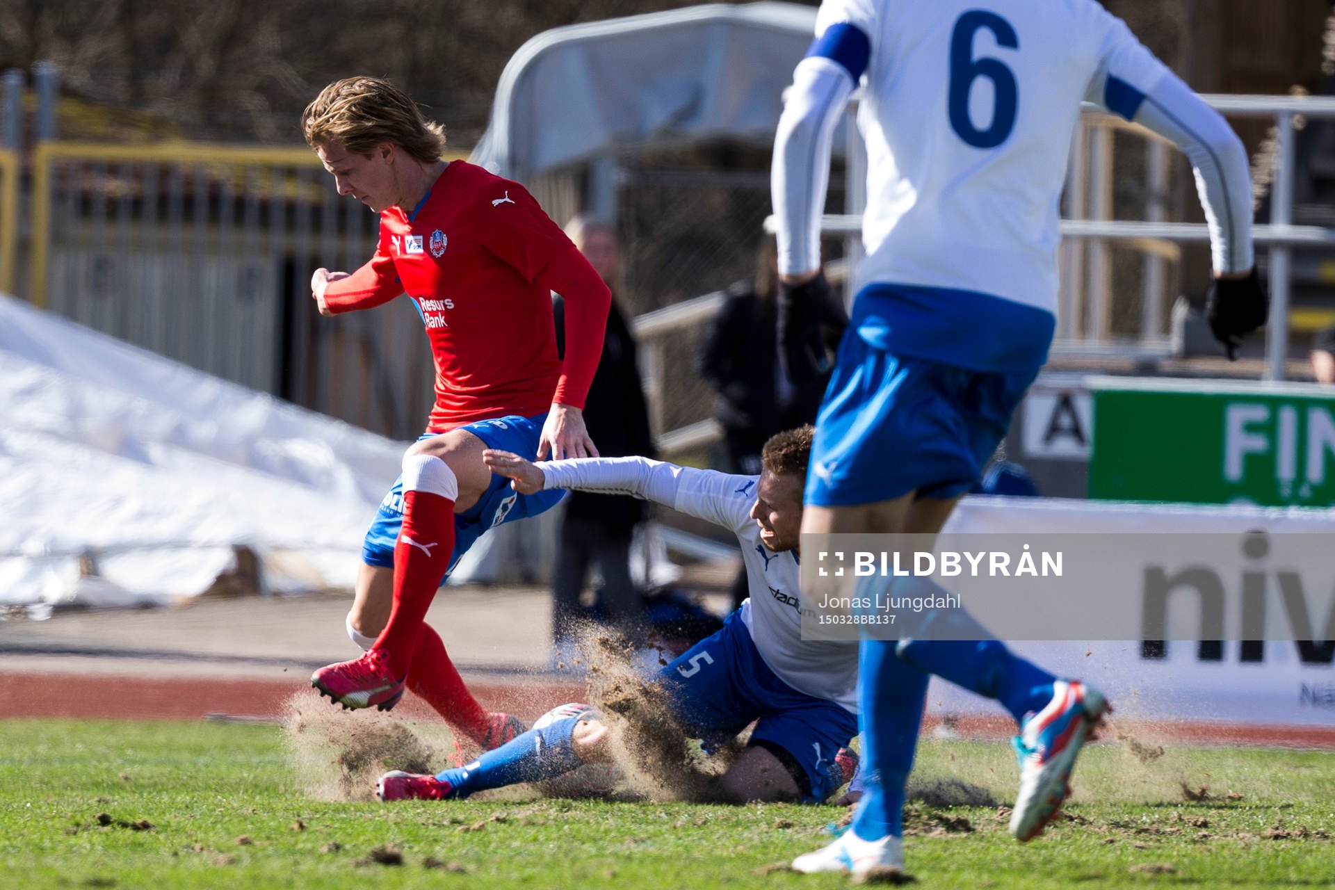 Helsingborgs Emil Krafth i kamp med Värnamos Tobias Englund under träningsmatchen i fotboll mellan Värnamo och Helsingborg den 28 mars 2015 i Värnamo.