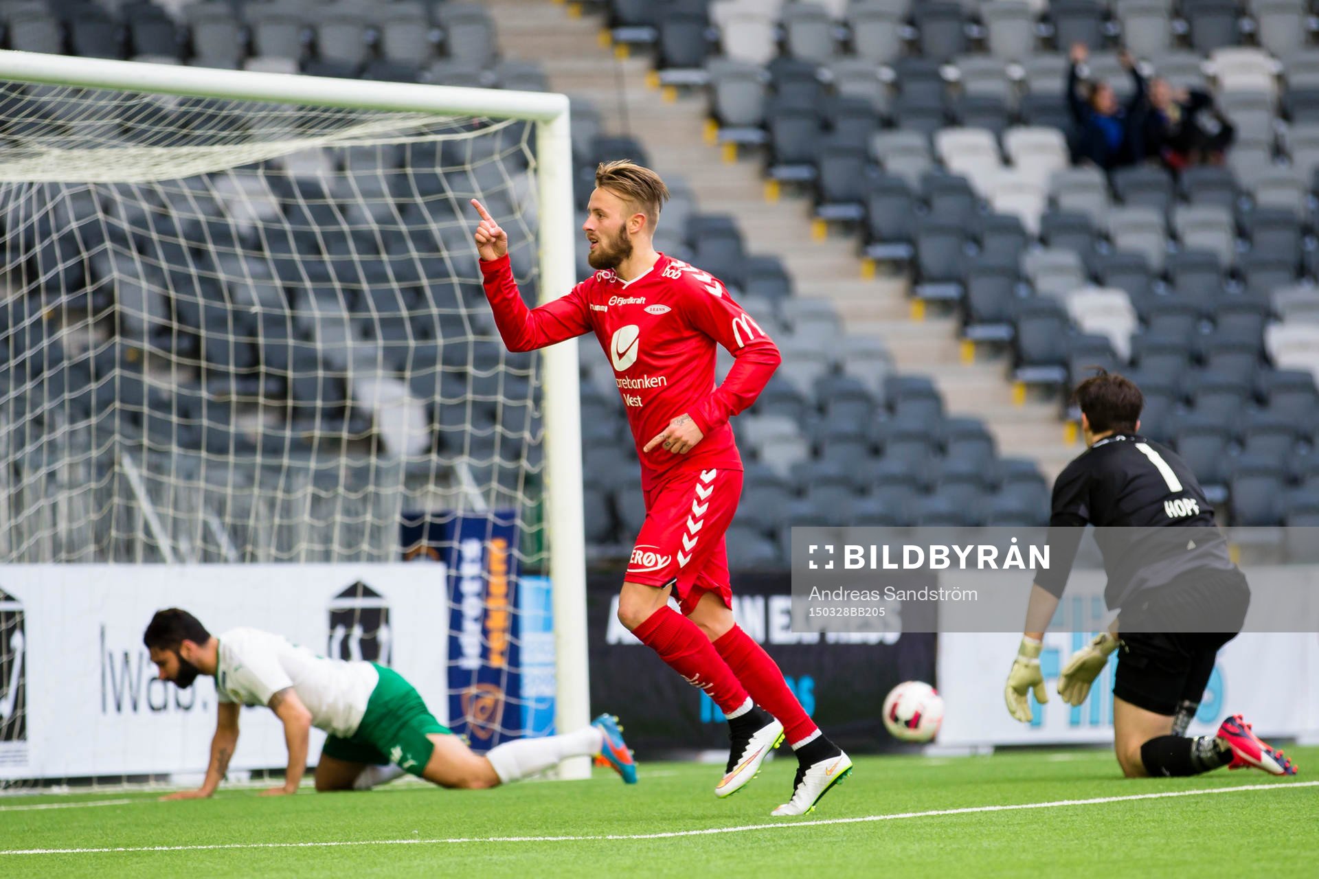 Brann Kristoffer Larsen firar 1-1 kvitteringen