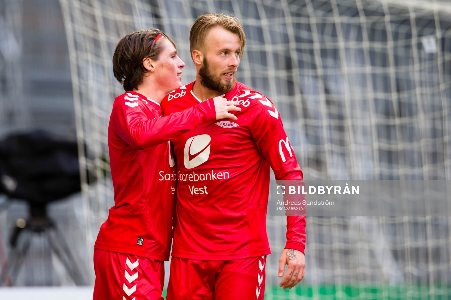 Brann Kristoffer Larsen gör 1-1 kvitteringen och firar med