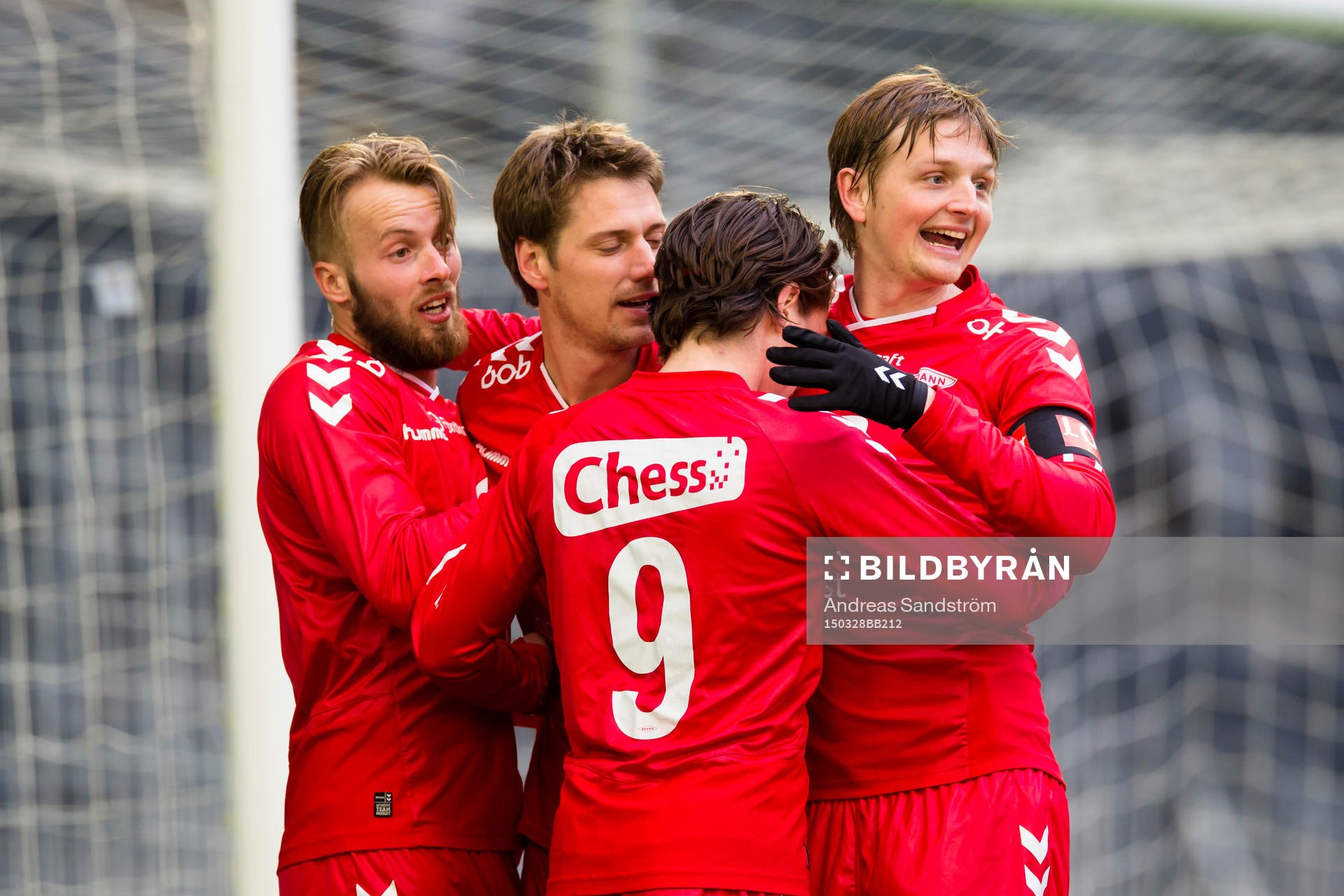Brann Kristoffer Larsen (v) gör 1-1 och firar med