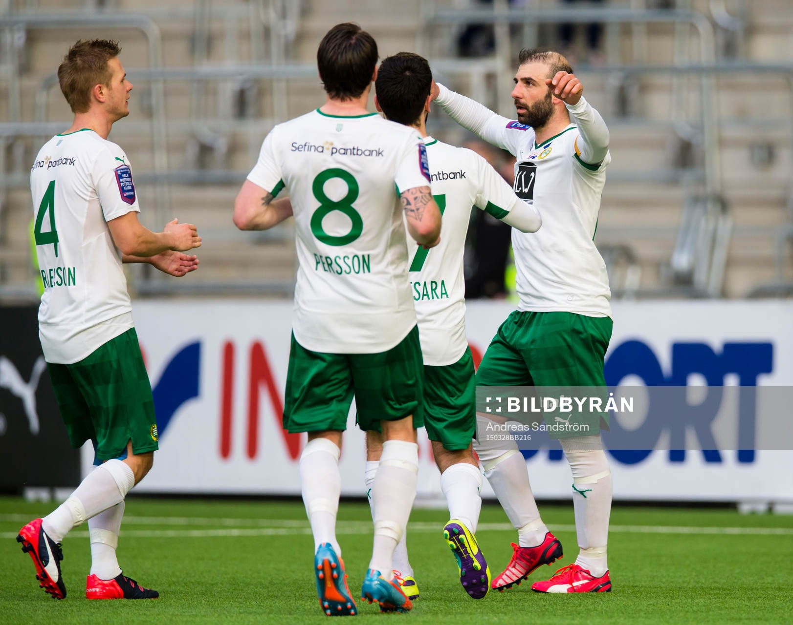 Hammarbys Kennedy Bakircioglu (h) firar 2-2 målet på