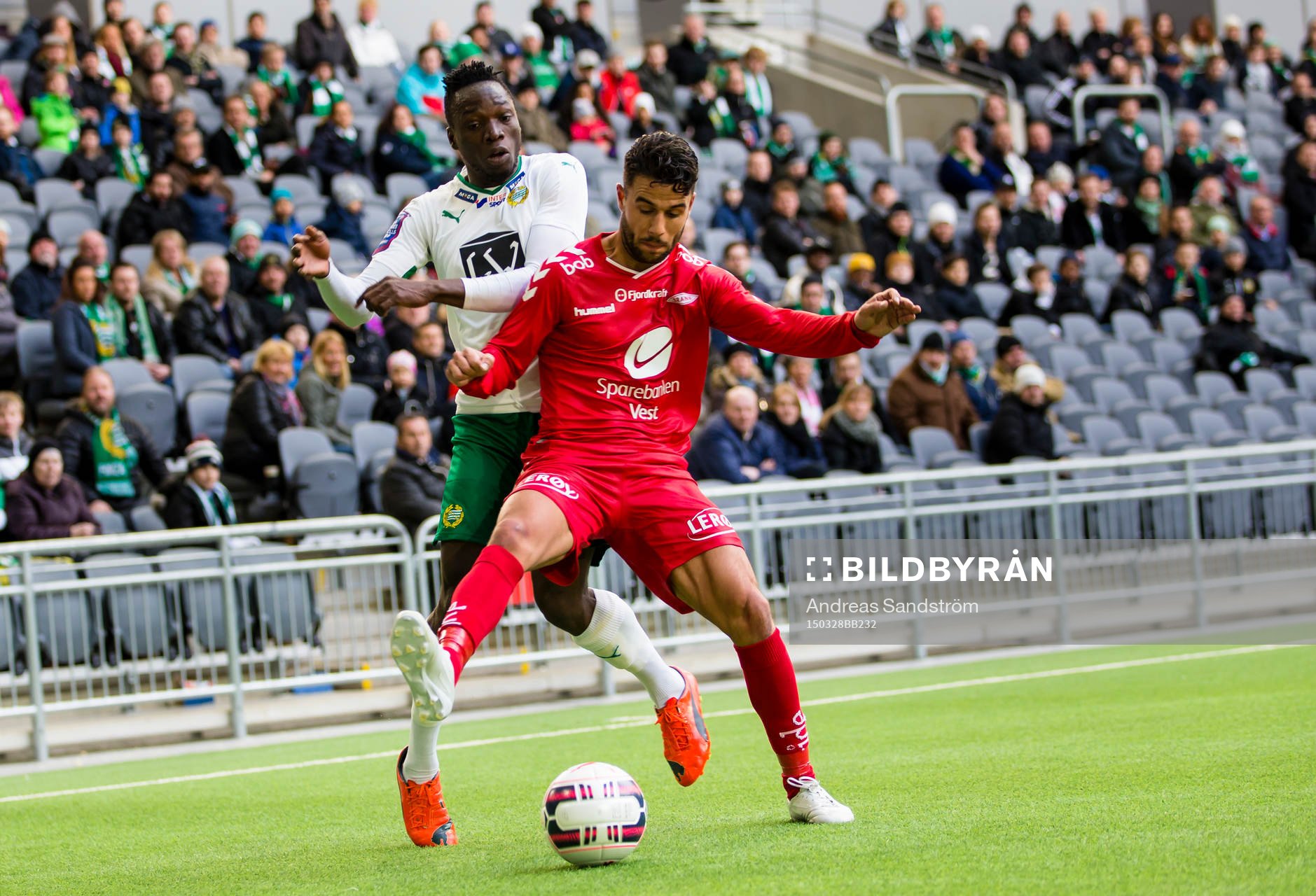 Brann Erdin Demir i kamp om bollen med Hammarbys Amadaiya