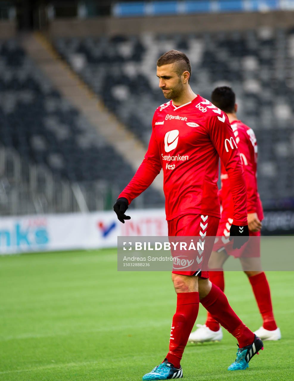 Brann Azar Karadas lämnar planen