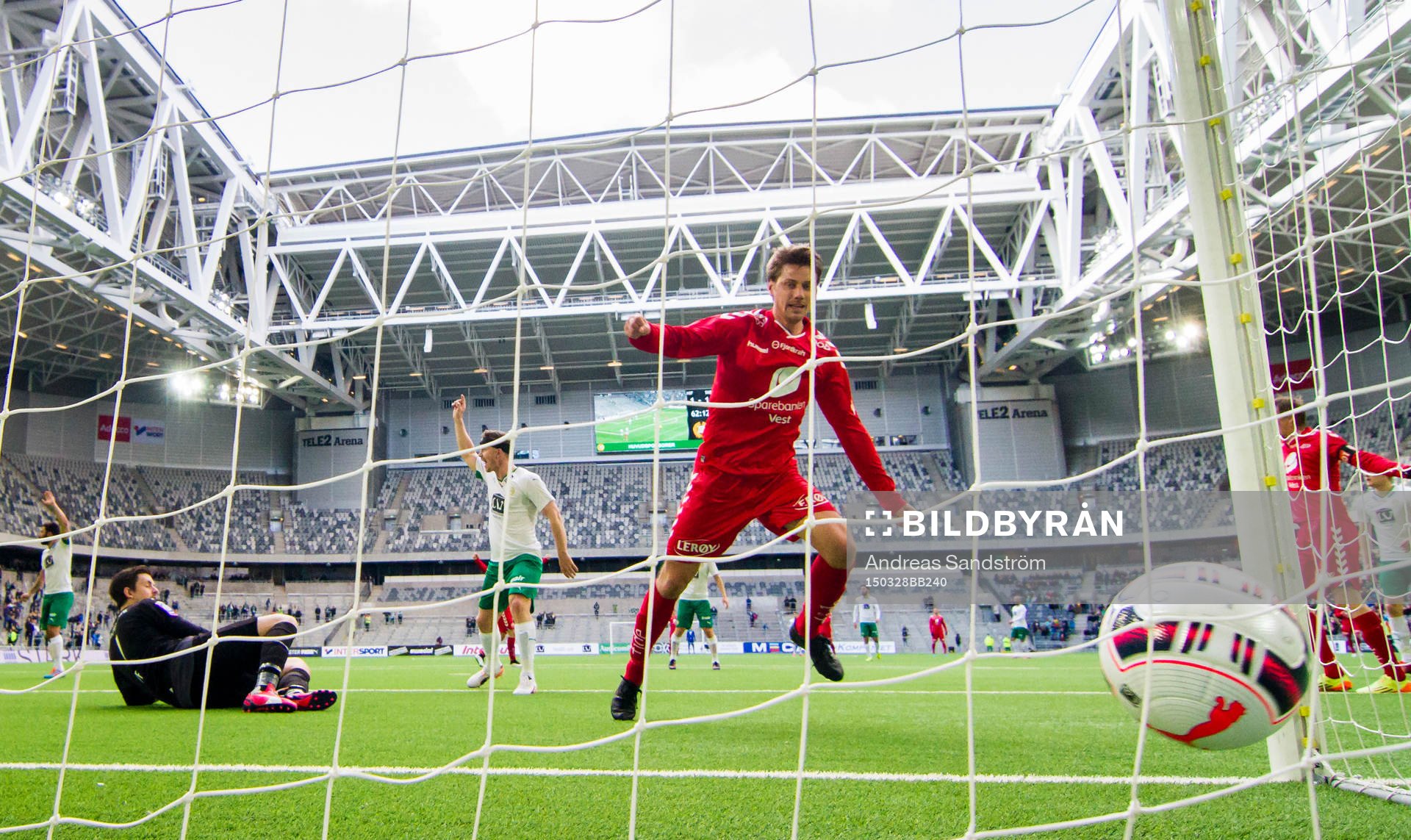 Brann Jakob Orlov gör 1-2 bakom Hammarbys målvakt Johannes Hopf under träningsmatchen i fotboll mellan Hammarby och Brann den 28 Mars 2015 i Stockholm.