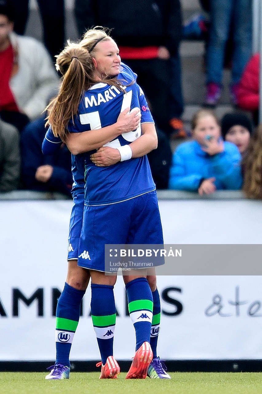 Wolfsburgs Noelle Maritz kramar om Alexandra Popp efter 2-3 under det andra kvartsfinalmötet i Champions League mellan Rosengård och Wolfsburg den 28 mars 2015 i Malmö.
