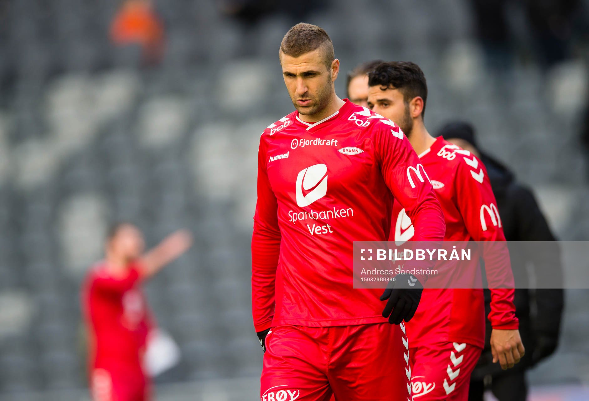 Brann Azar Karadas lämnar planen