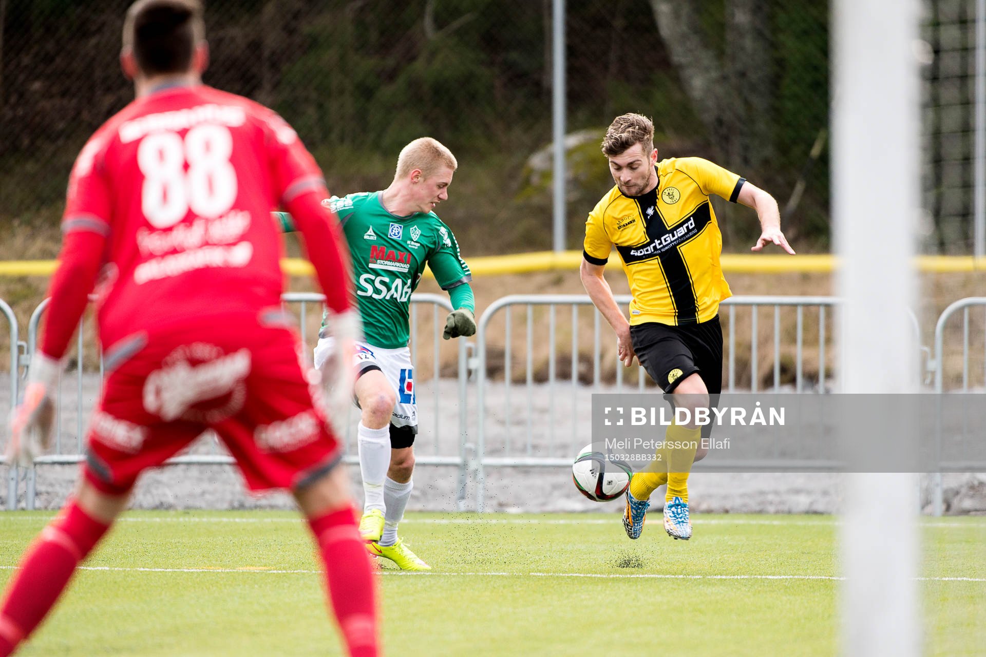 IK Frej Täbys Christophe Lallet oroar framför IK Brages