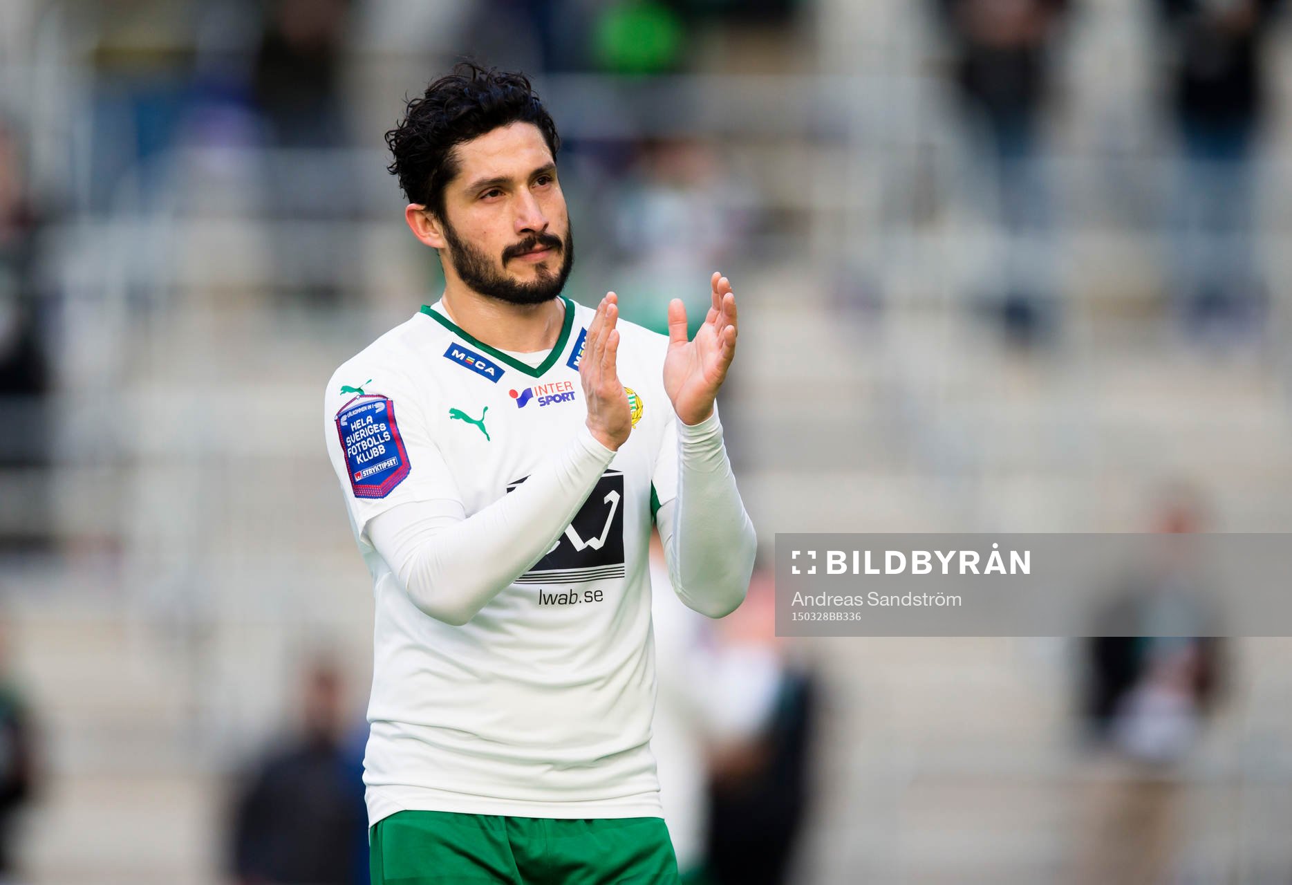 Hammarbys Pablo Pinones-Arce tackar publiken efter träningsmatchen i fotboll mellan Hammarby och Brann den 28 Mars 2015 i Stockholm. 