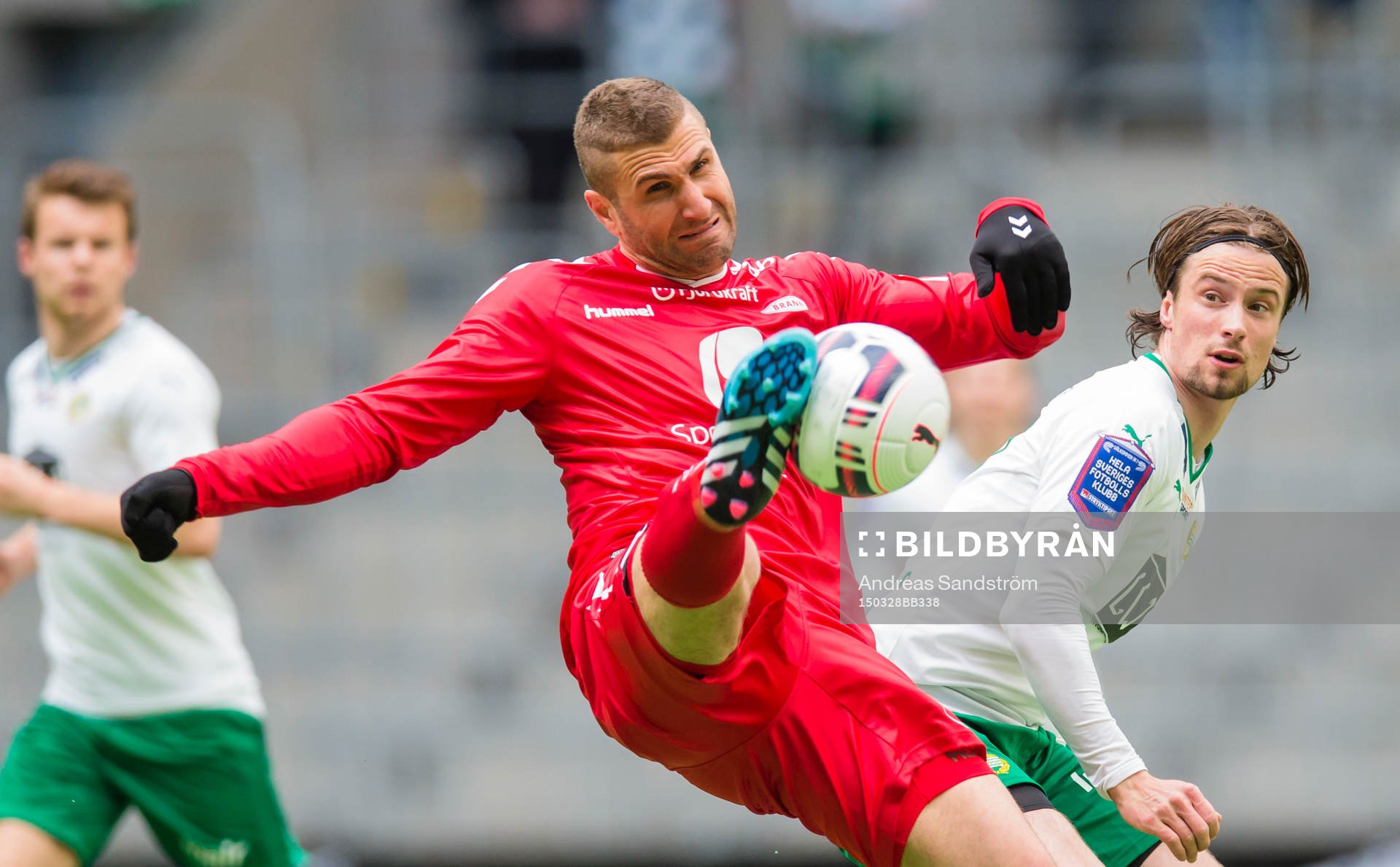 Brann Azar Karadas rensar bort en boll brevid Hammarbys
