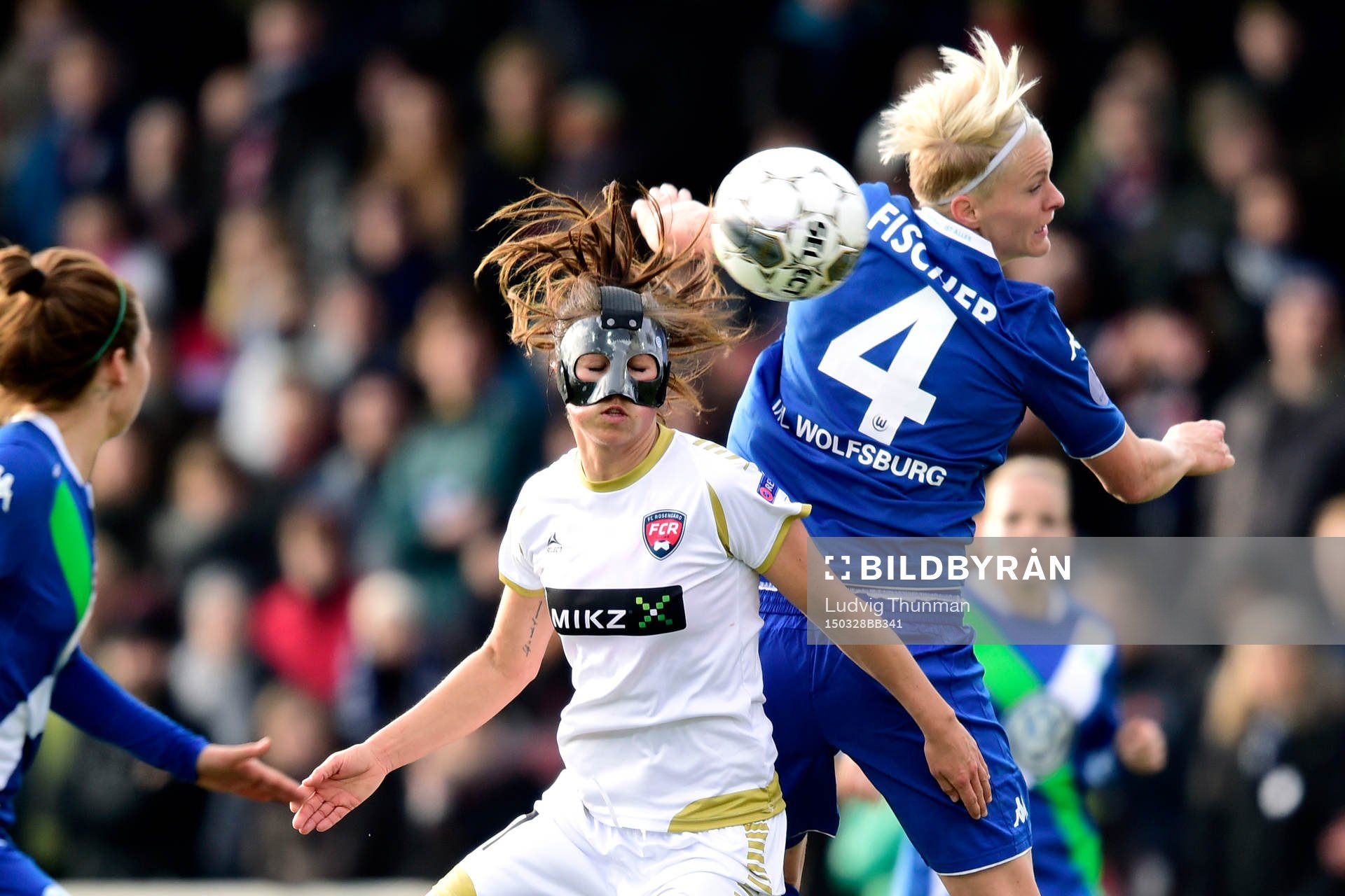 Rosengårds +ro70 i nickduell med Wolfsburgs Nilla Fischer under det andra kvartsfinalmötet i Champions League mellan Rosengård och Wolfsburg den 28 mars 2015 i Malmö.