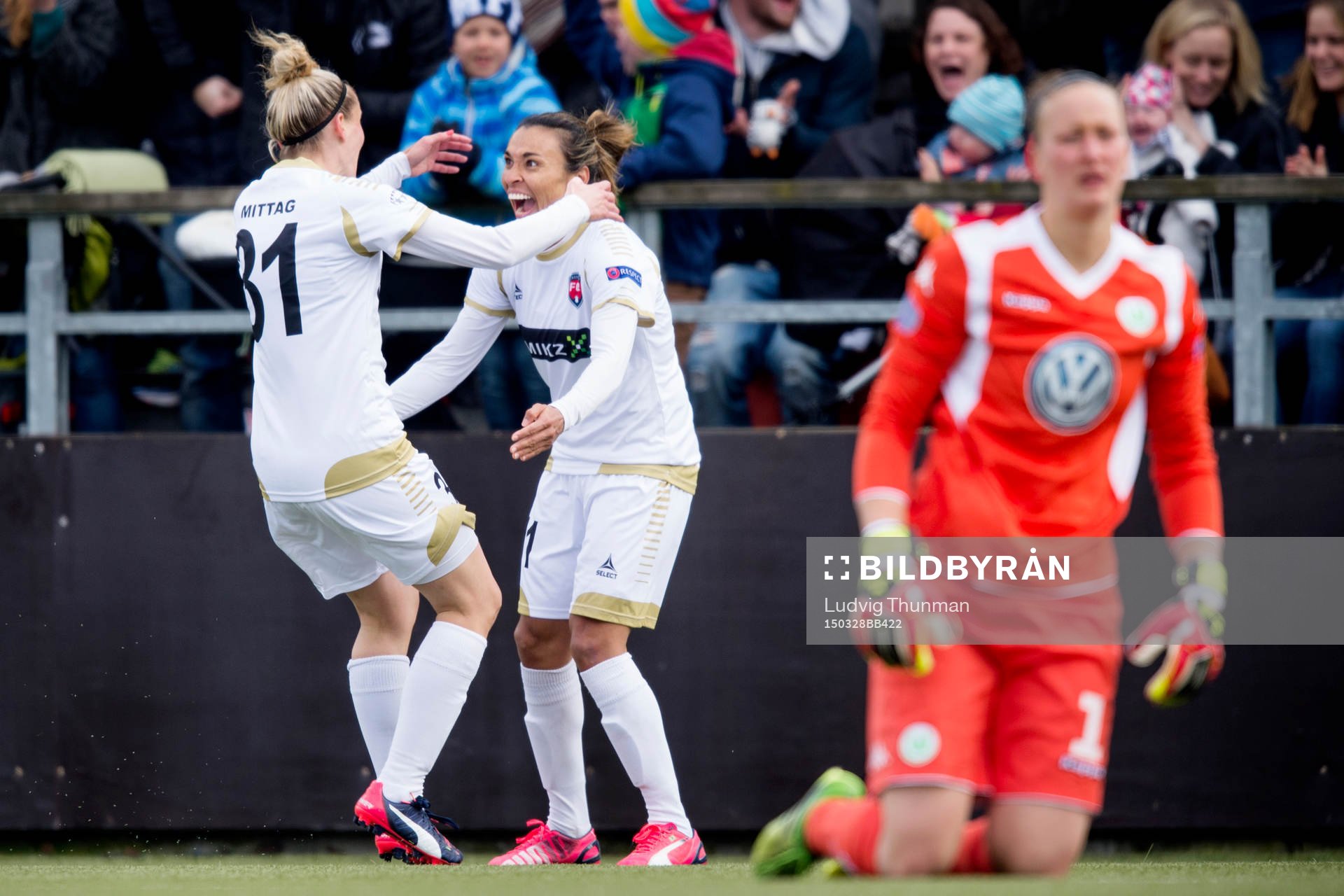 Rosengårds Marta Viera Da Silva kramas om av Anja Mittag