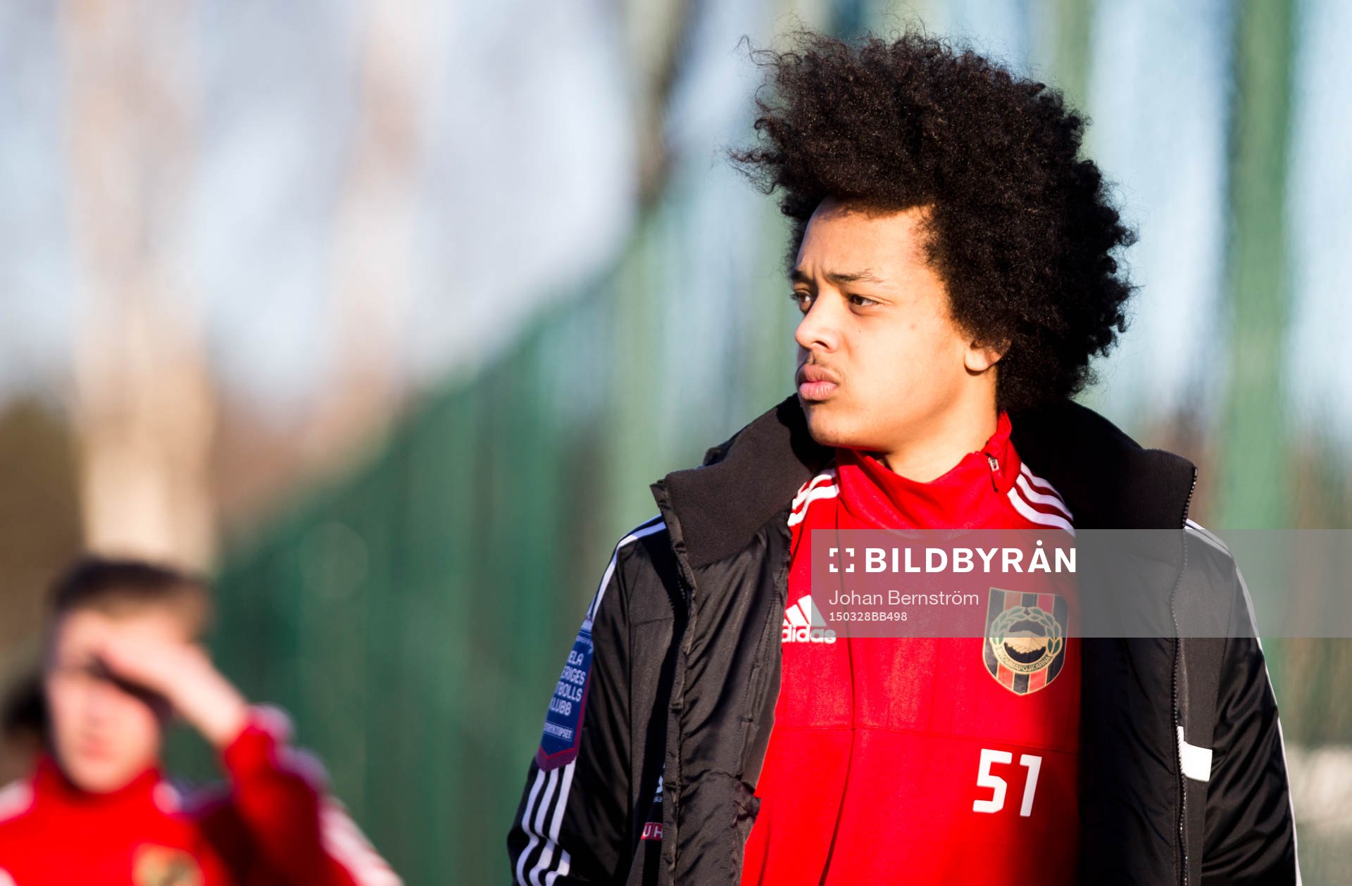 Elias Hellgren Villegas i Brommapojkarnas U17 lag värmer