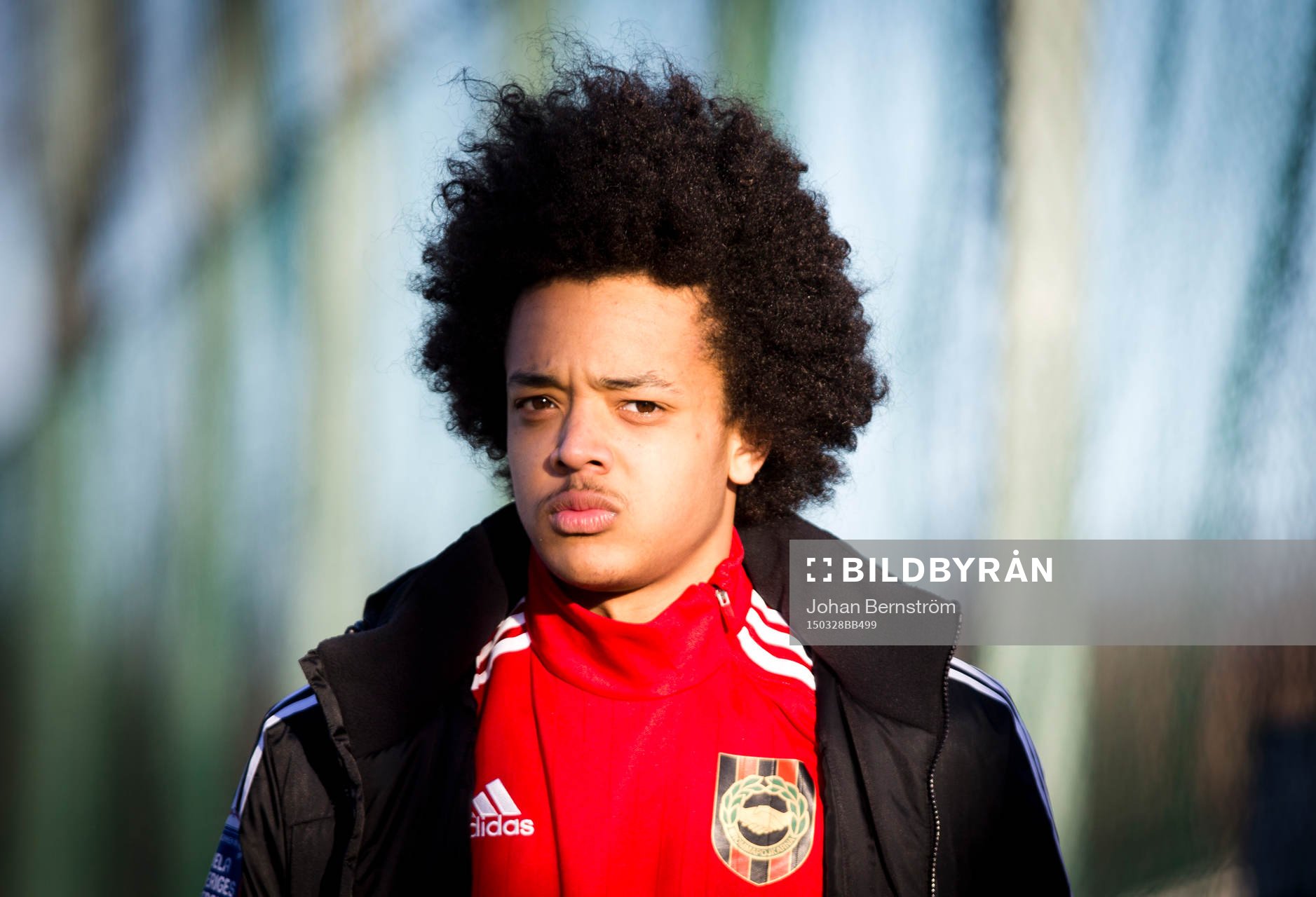 Elias Hellgren Villegas i Brommapojkarnas U17 lag värmer