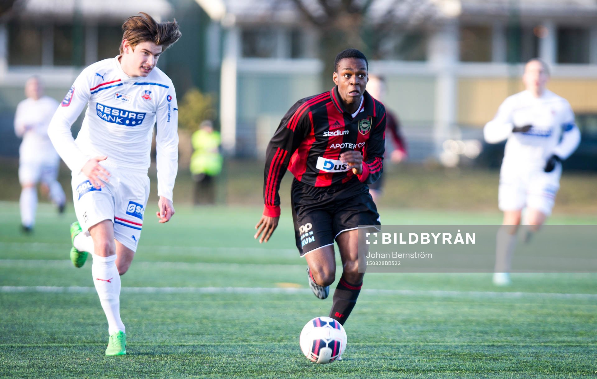 Brommapojkarnas Joel Asoro (röd/svart) U17 lag mot Helsingborg (vitt) under ligacupens semifinaler i fotboll den 28 mars 2015 i Örebro.
